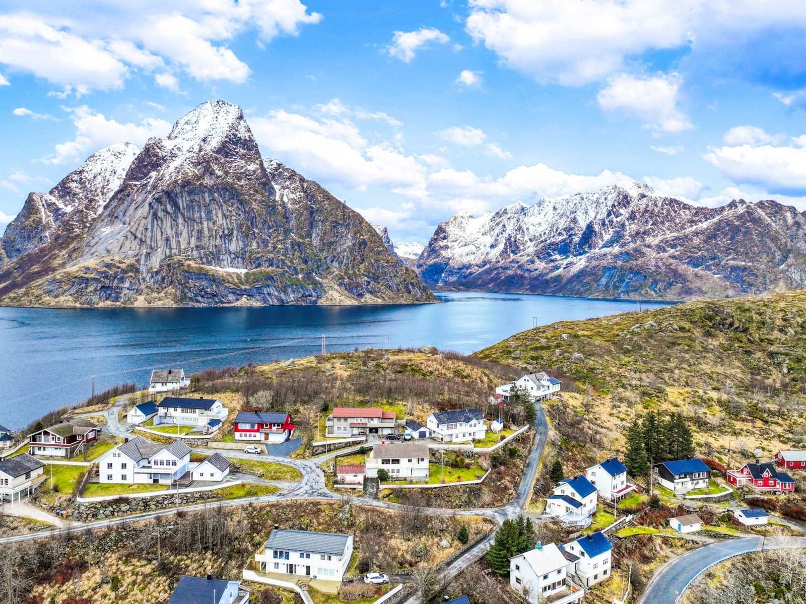 Reine er internasjonalt anerkjent som et av Lofotens mest ikoniske fiskevær, og denne eiendommen er plassert for å dra full nytte av de unike kvalitetene området er kjent for. Galleribilde