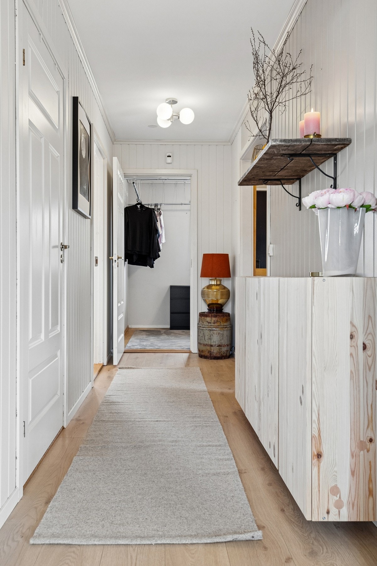 Lys og romslig gang som binder hele boligen sammen. Galleribilde