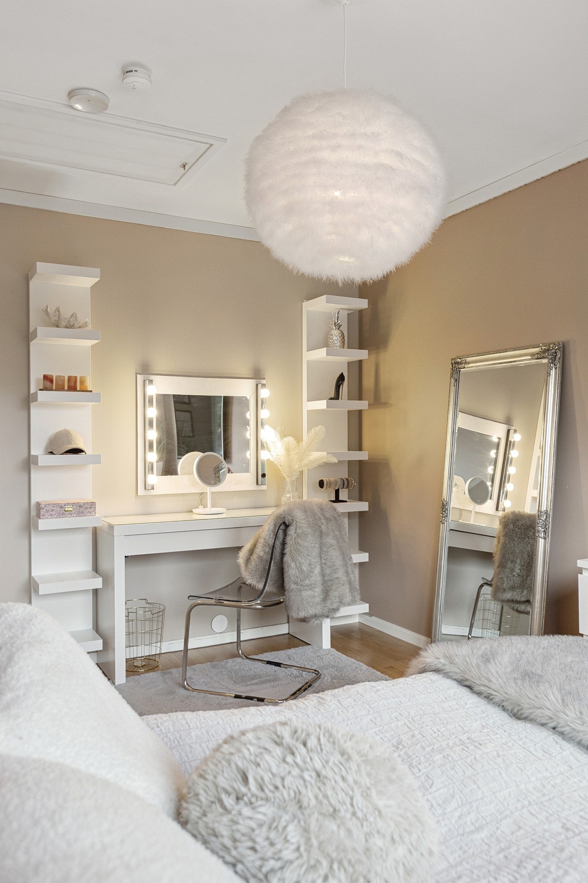 Her er det god plass til garderobe løsninger eller kontorpult Galleribilde
