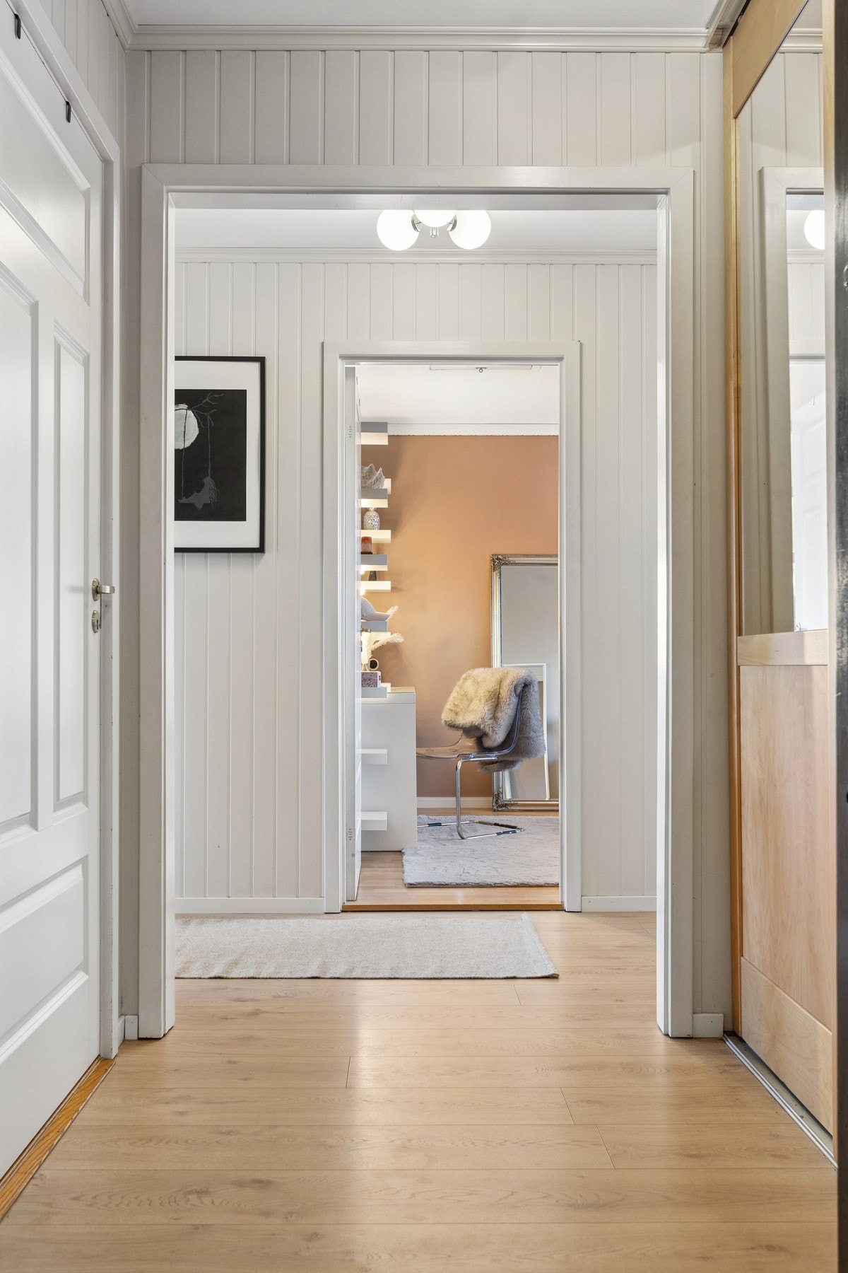 Romslig entre med skyvedørs garderobe for gode oppbevarings muligheter. Galleribilde