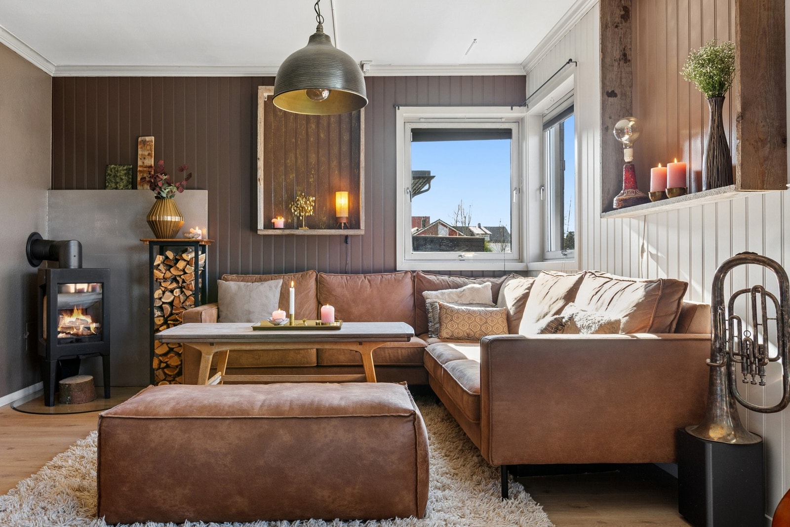 Boligens store vindusoverflater slipper rikelig med naturlig sollys inn. Galleribilde
