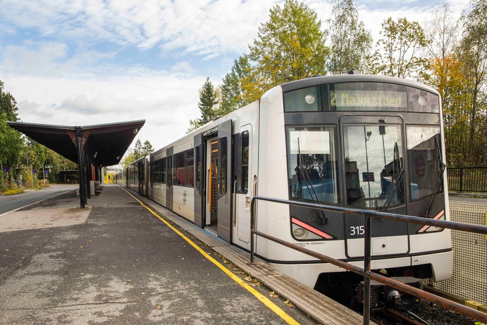 Kort gangavstand til både T-bane og buss med hyppige avganger. Ca 16 minutters reisetid til Oslo med opptil 8 avganger i timen. Galleribilde