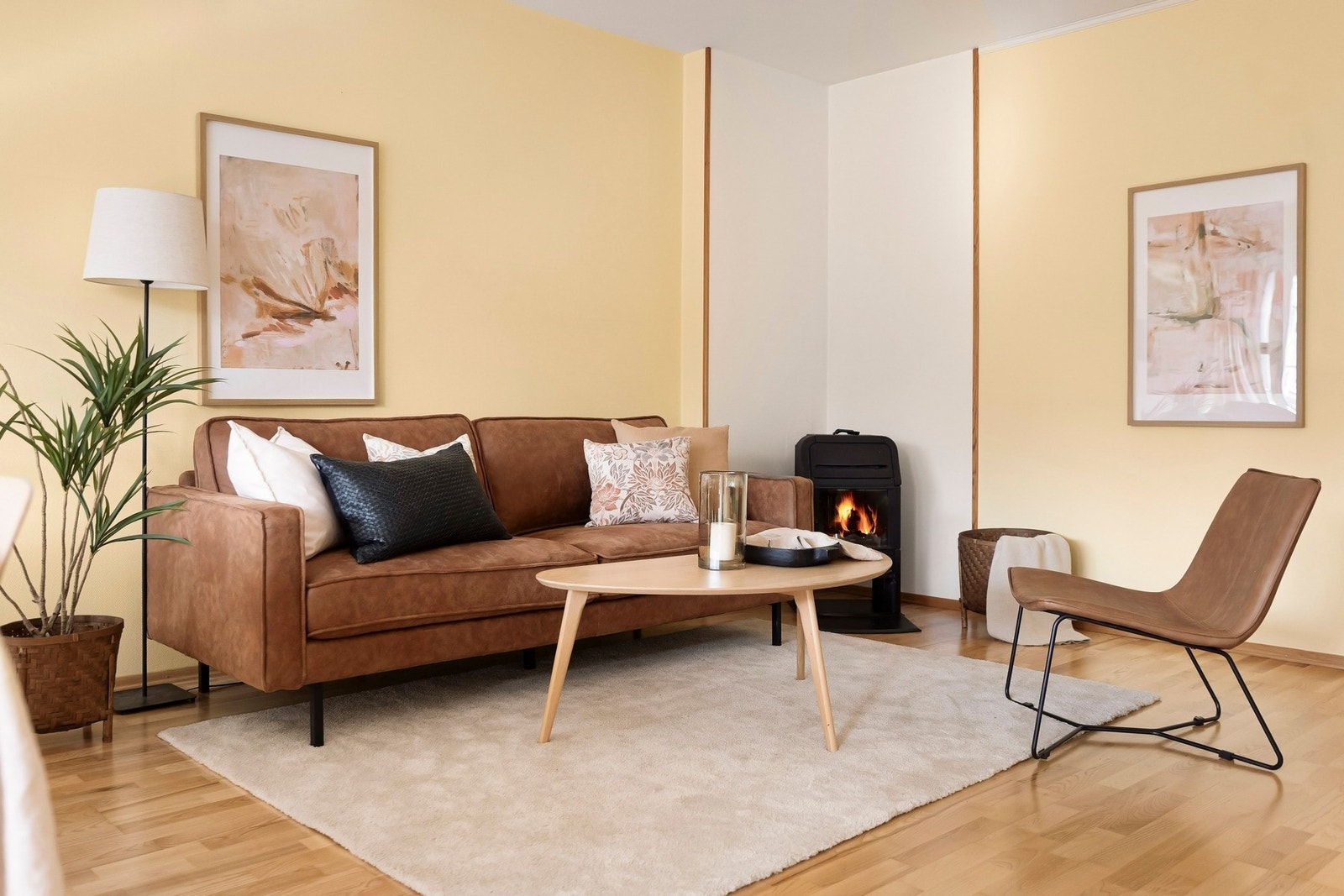 Dette er et naturlig sted å innrede med sofa, TV og tilhørende møblement Galleribilde