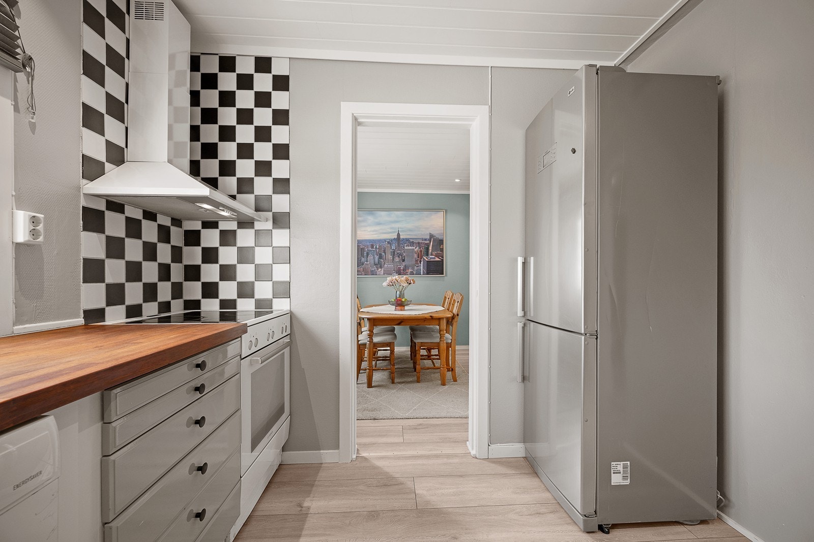 Kjøkken med innredning med matte fronter og benkeplate av eik. Galleribilde