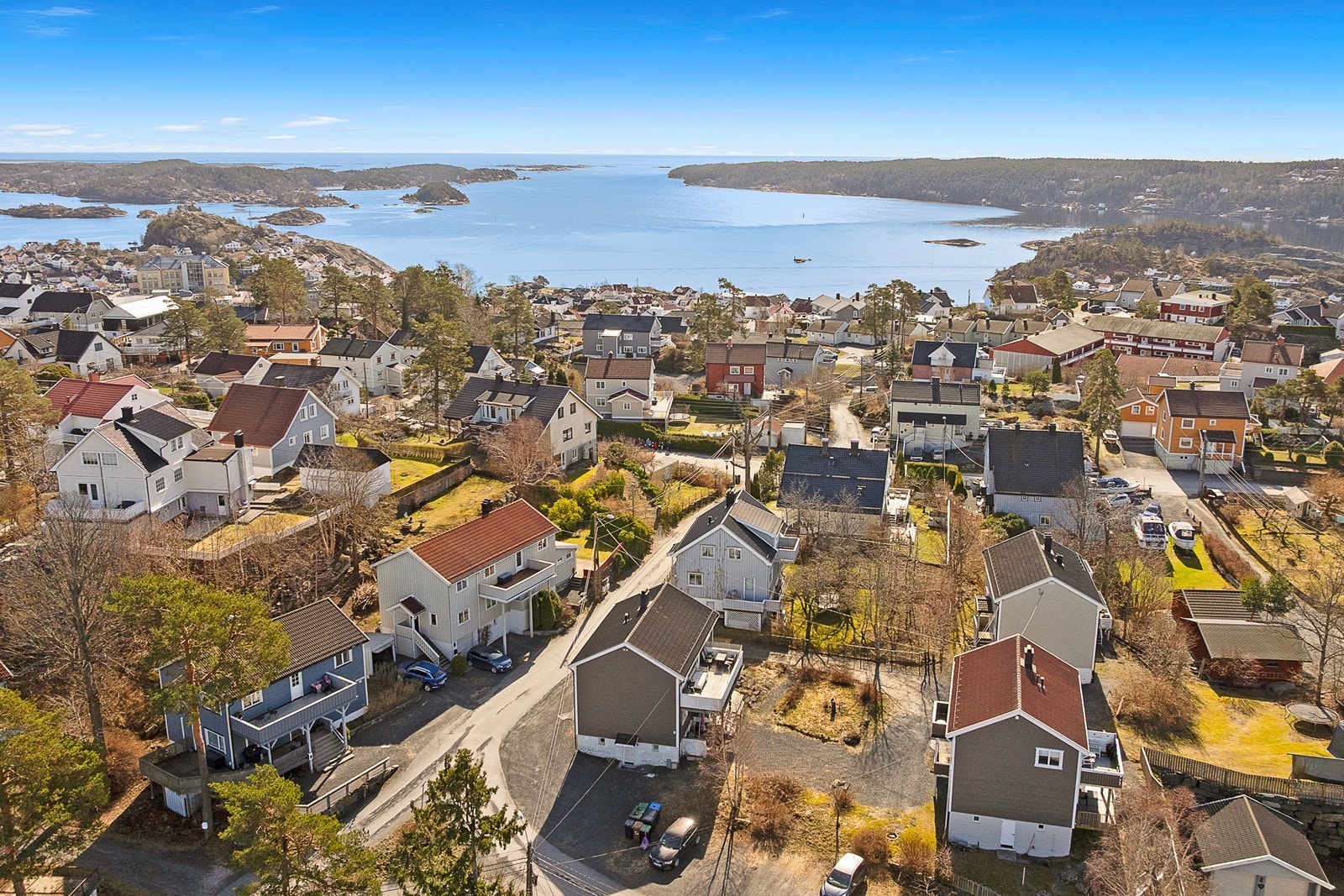 Kun 10 minutter ned til sentrum hvor man har fergeleie med tilgang til store deler av skjærgården, bussholdeplass med avganger mot Kristiansand, Oslo etc, og et godt utvalg av sjarmerende butikker og restauranter. Galleribilde