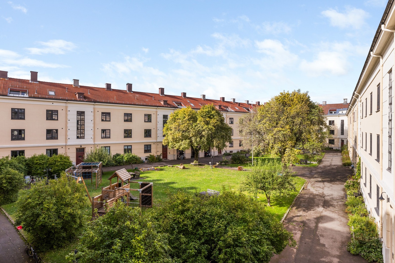 Boligen ligger i idylliske Søylegården. Galleribilde