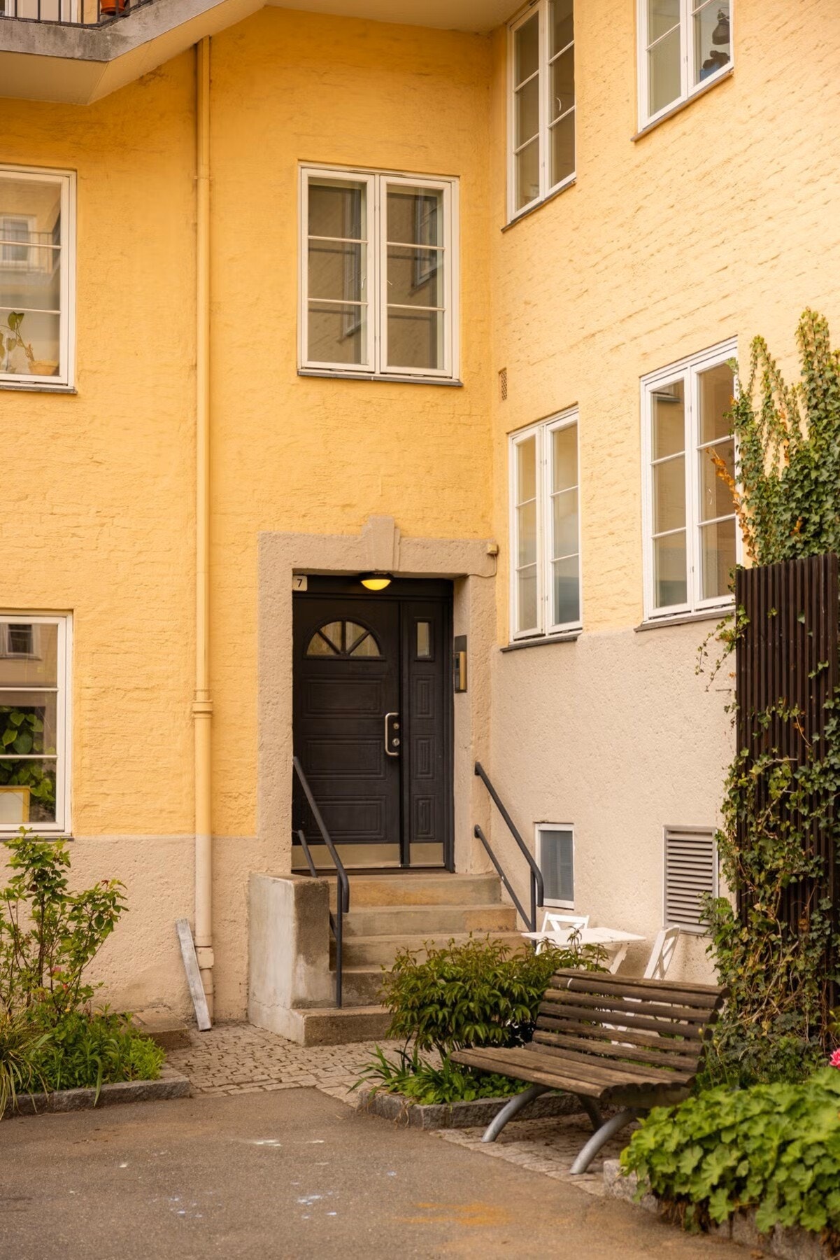 Leiligheten har en idyllisk og velholdt bakgård med et spesielt godt naboskap preget av hyggelige og rolige beboere, hvor mange har bodd lenge og bidrar til et stabilt og trygt miljø Galleribilde