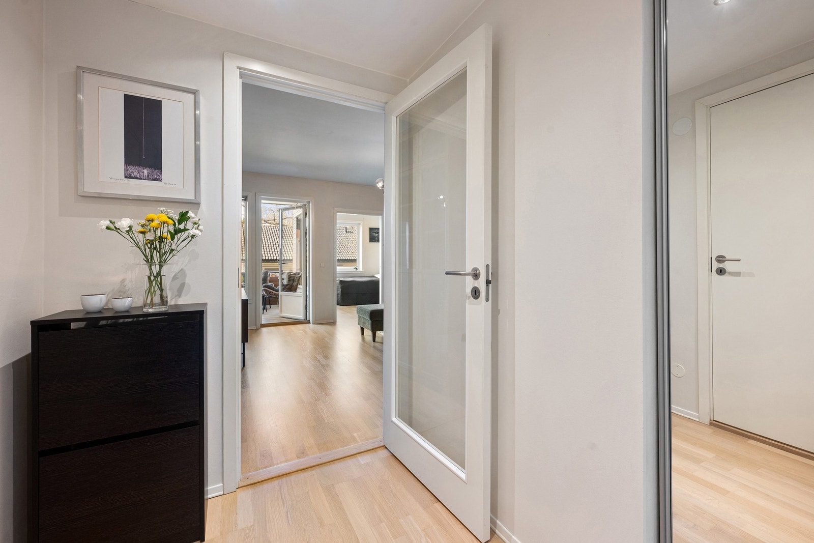 Innbydende entre med god skaplass. Galleribilde