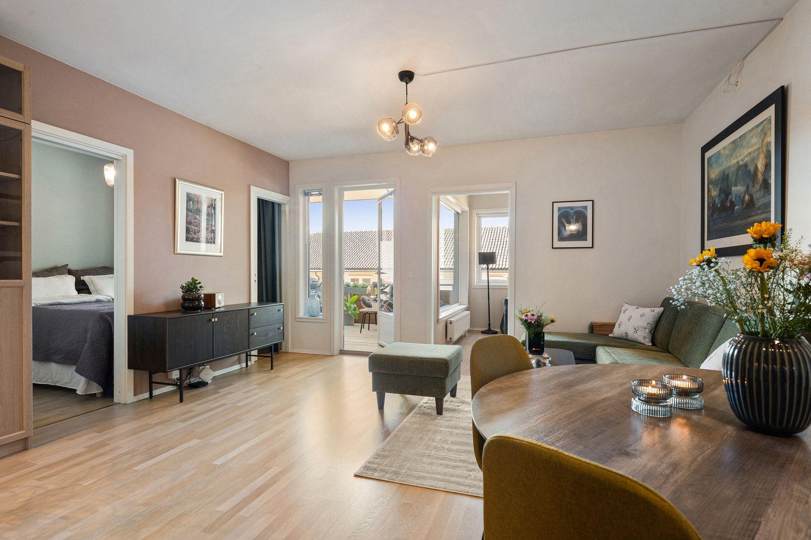 Velkommen til St. Edmunds vei 35 - Presentert av Nicolay Ulvin v/ Eie Eiendomsmegling Røa, Skøyen & Ullern. Foto: Arne Scharm. Galleribilde