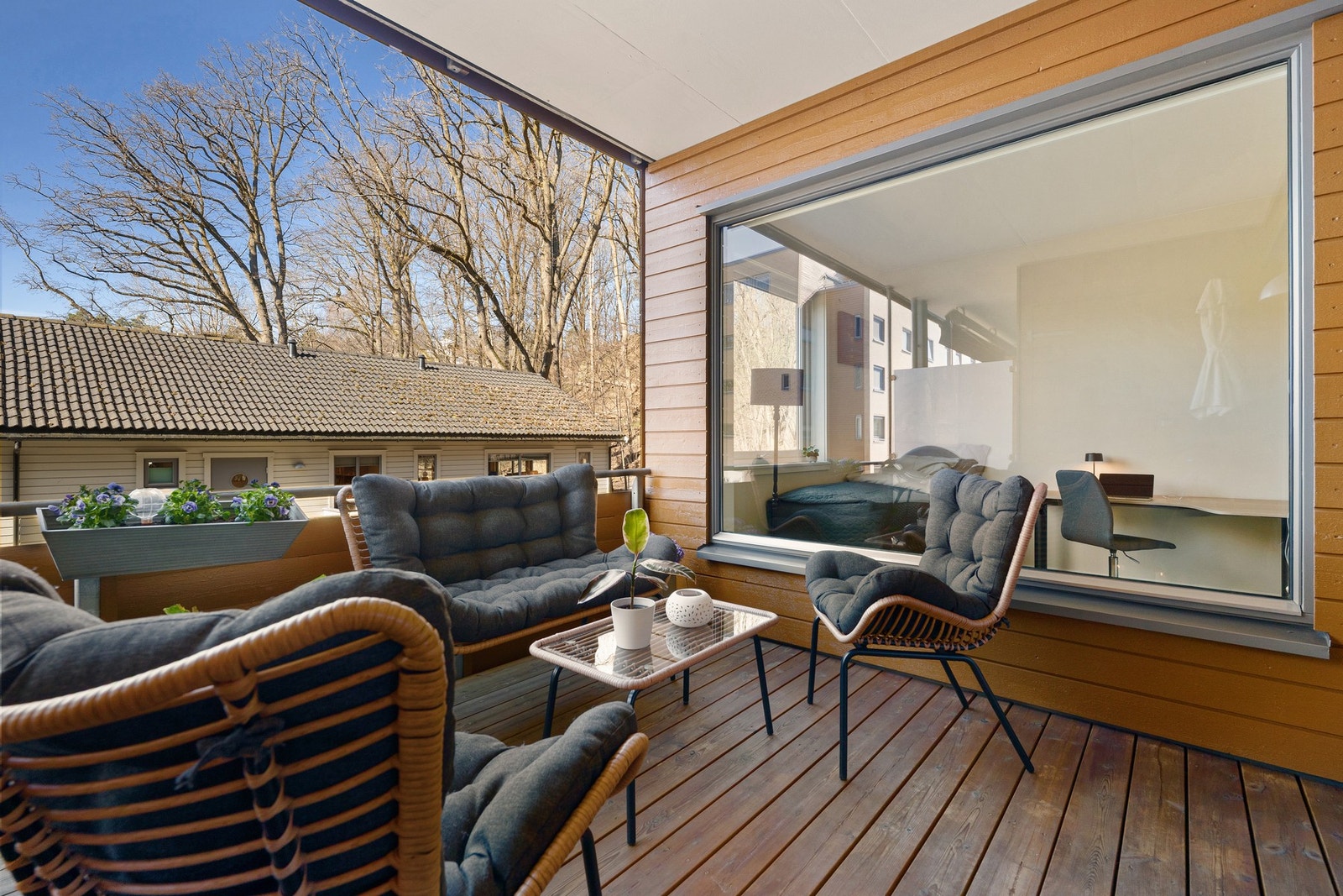 Deilig ettermiddagssol! Overbygget balkong gjør sesongen lengre. Galleribilde