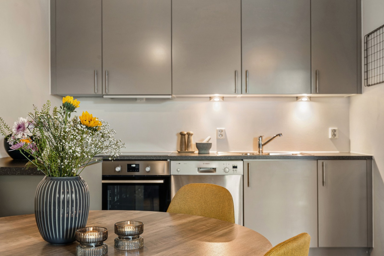 Kjøkkenet med noe integrerte og noe frittstående hvitevarer - alle medfølger. Stekeovnen var ny i 2025. Galleribilde