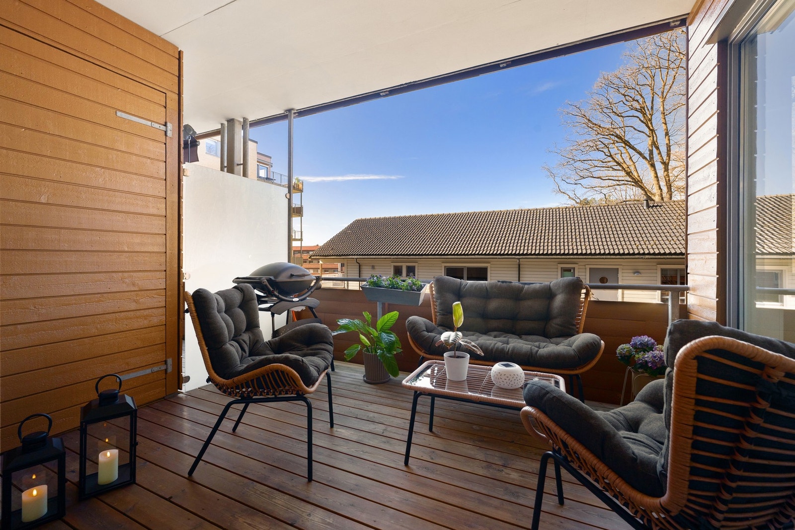 Sydvestvendt balkong på 10 kvm med meget gode solforhold - perfekt for sommeren. Galleribilde