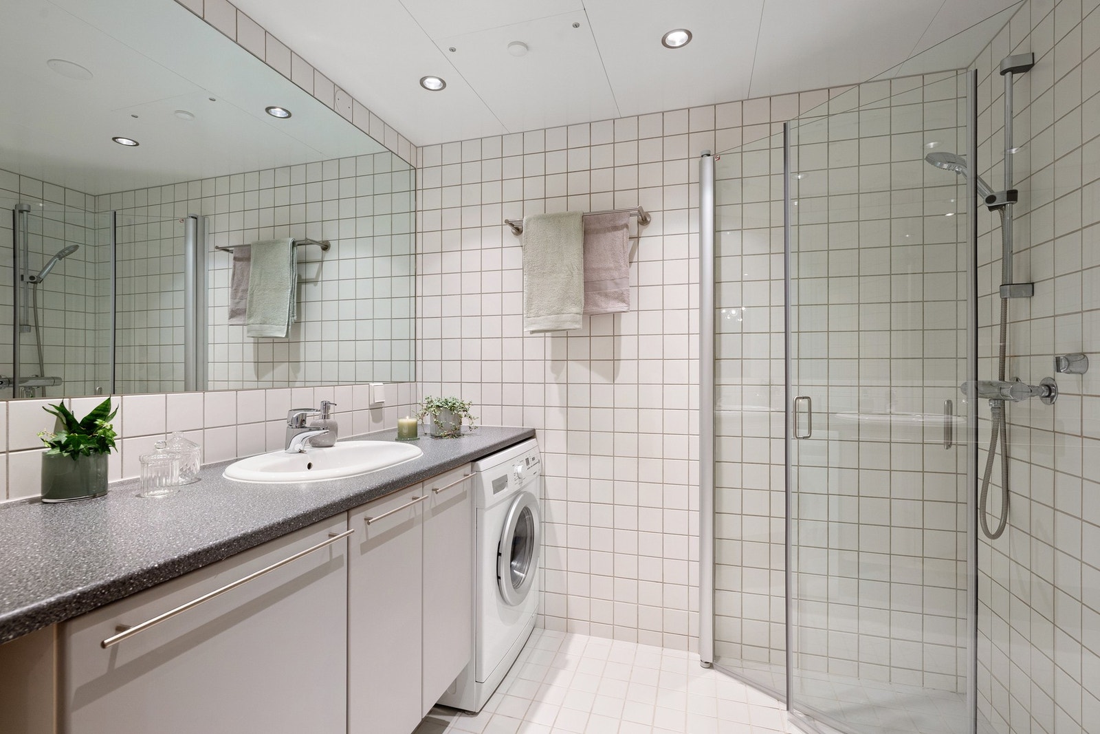 Bad fra byggeåret med flislagte vegger og gulv med gulvvarme. Galleribilde