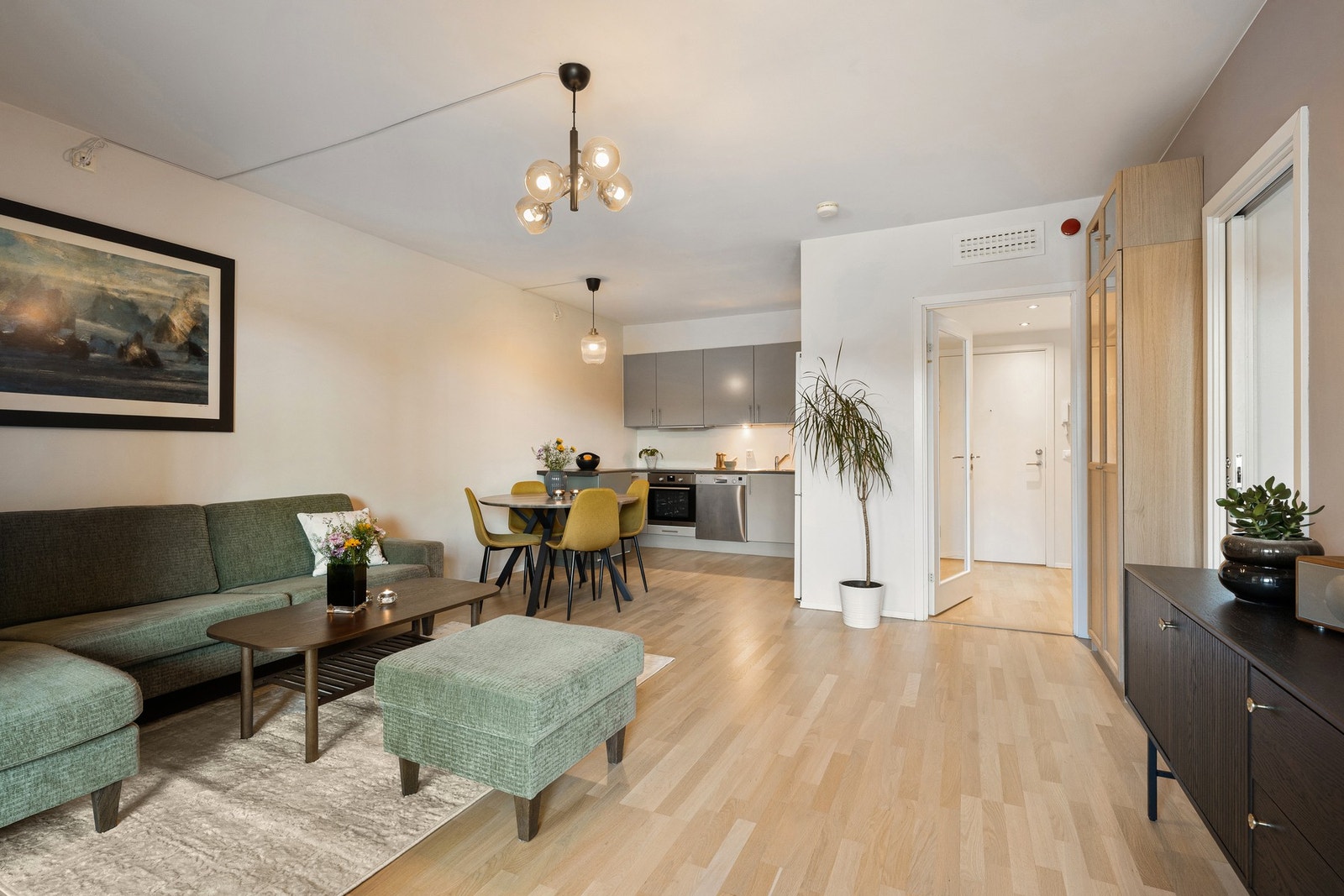 Romslig stue med god planløsning, lyse gulv og direkte utgang til balkongen. Galleribilde