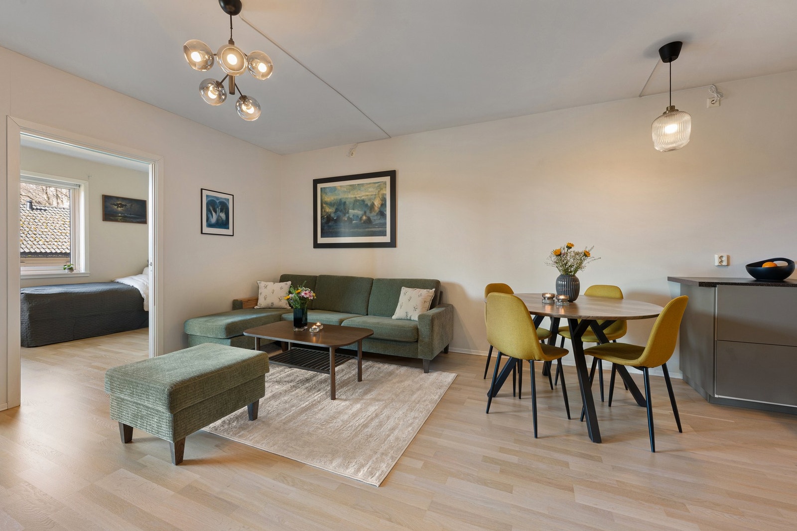 Slipt og lakkbehandlet eikegulv i 2023. Galleribilde