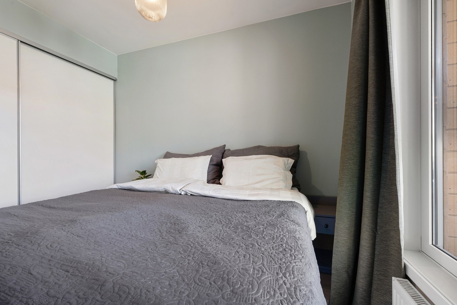 Hovedsoverom med skyvedørsskap og rikelig skapplass - her er det god orden. Galleribilde