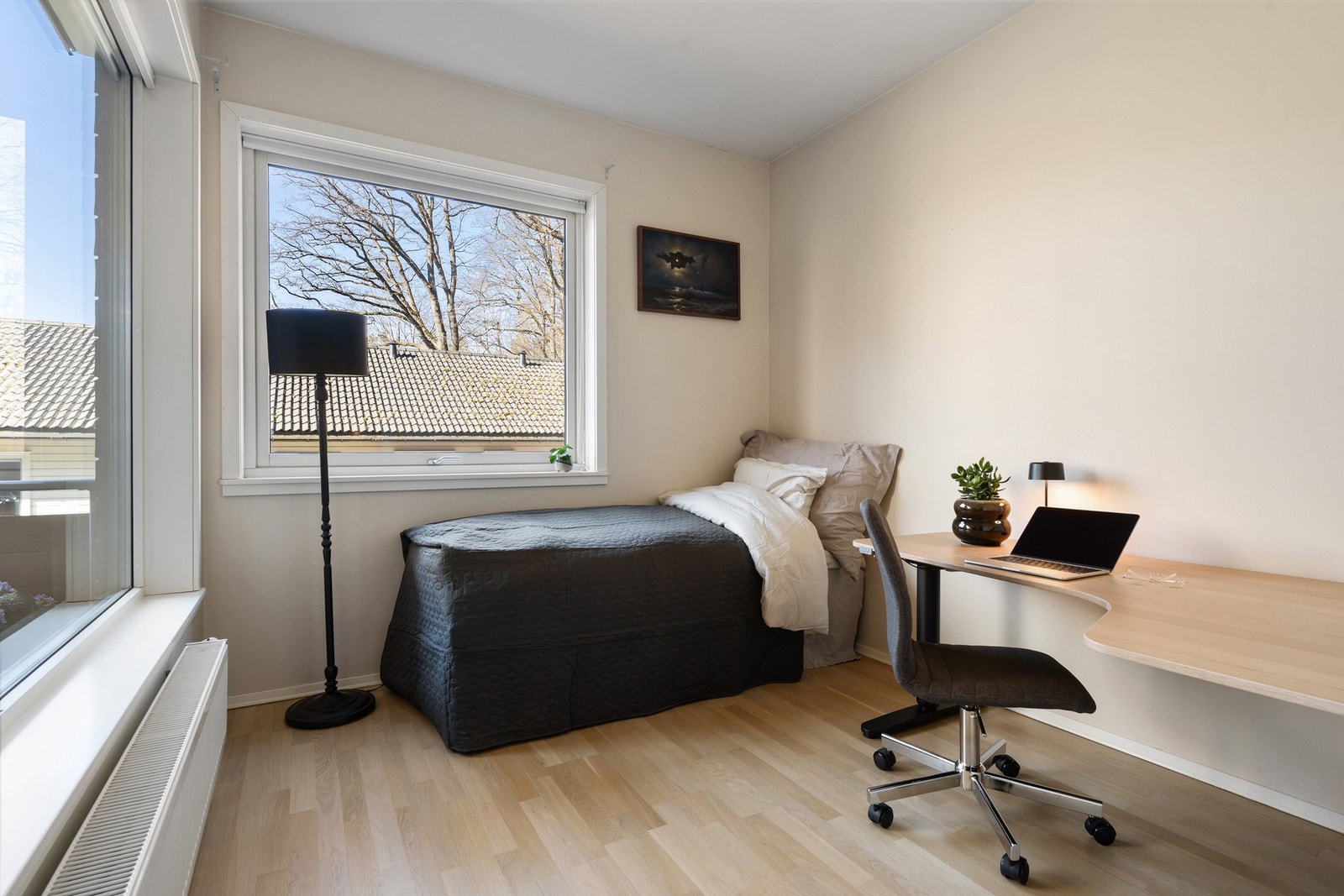 Praktisk soverom med plass til både seng og hjemmekontor. Galleribilde