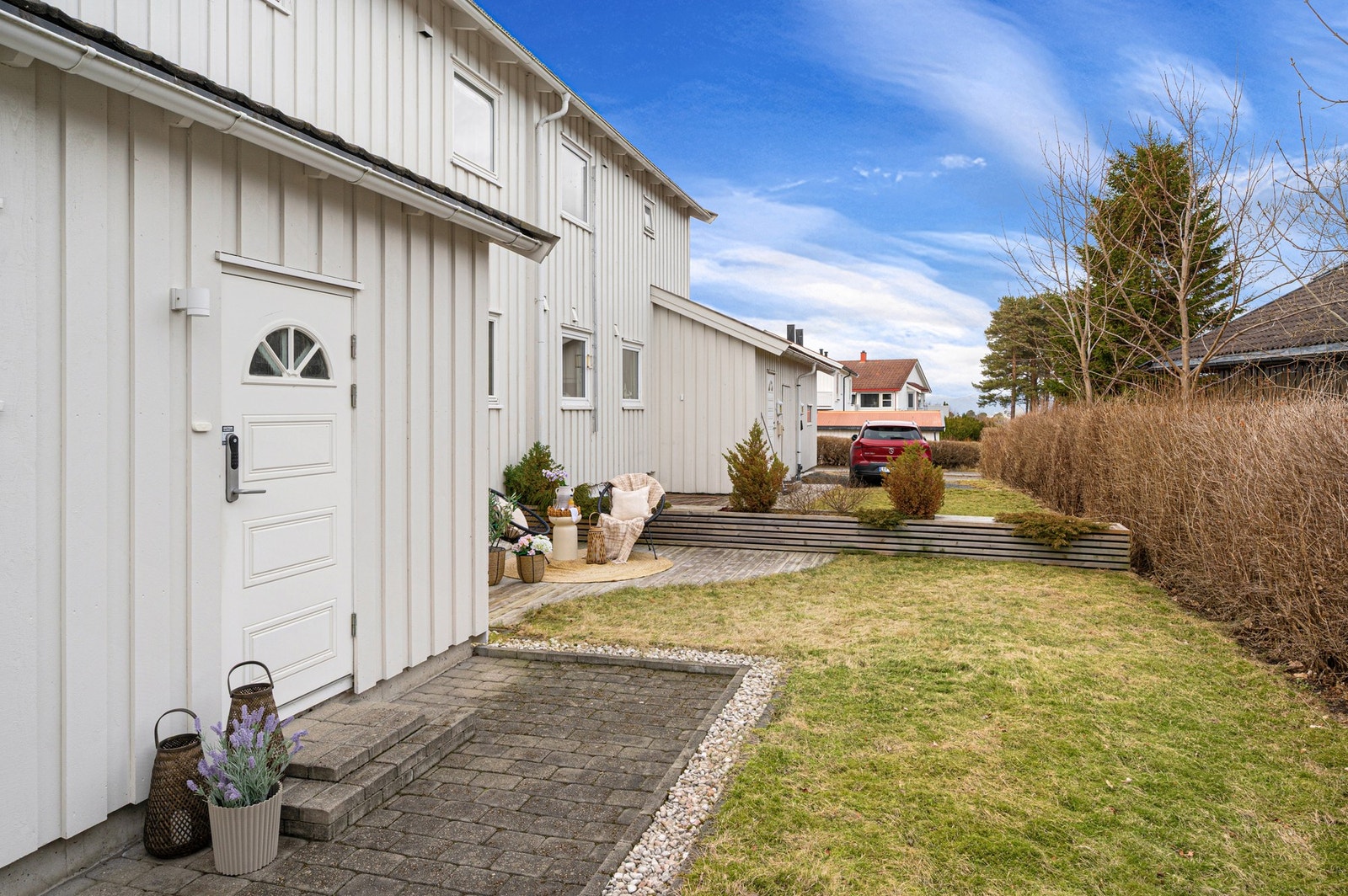 Bak boligen er det gode utearealer med både plen, bod og plass til aktivitet. Galleribilde