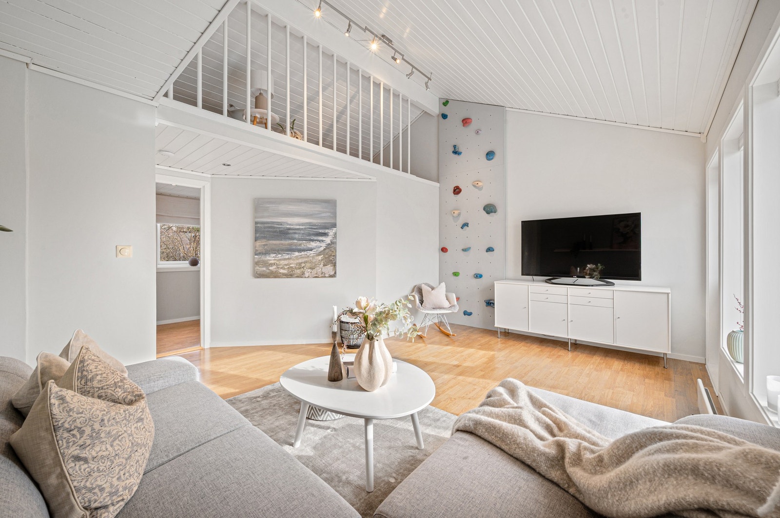 Den åpne romfølelsen i 2. etasje gir et flott allrom med mange bruksmuligheter. Galleribilde