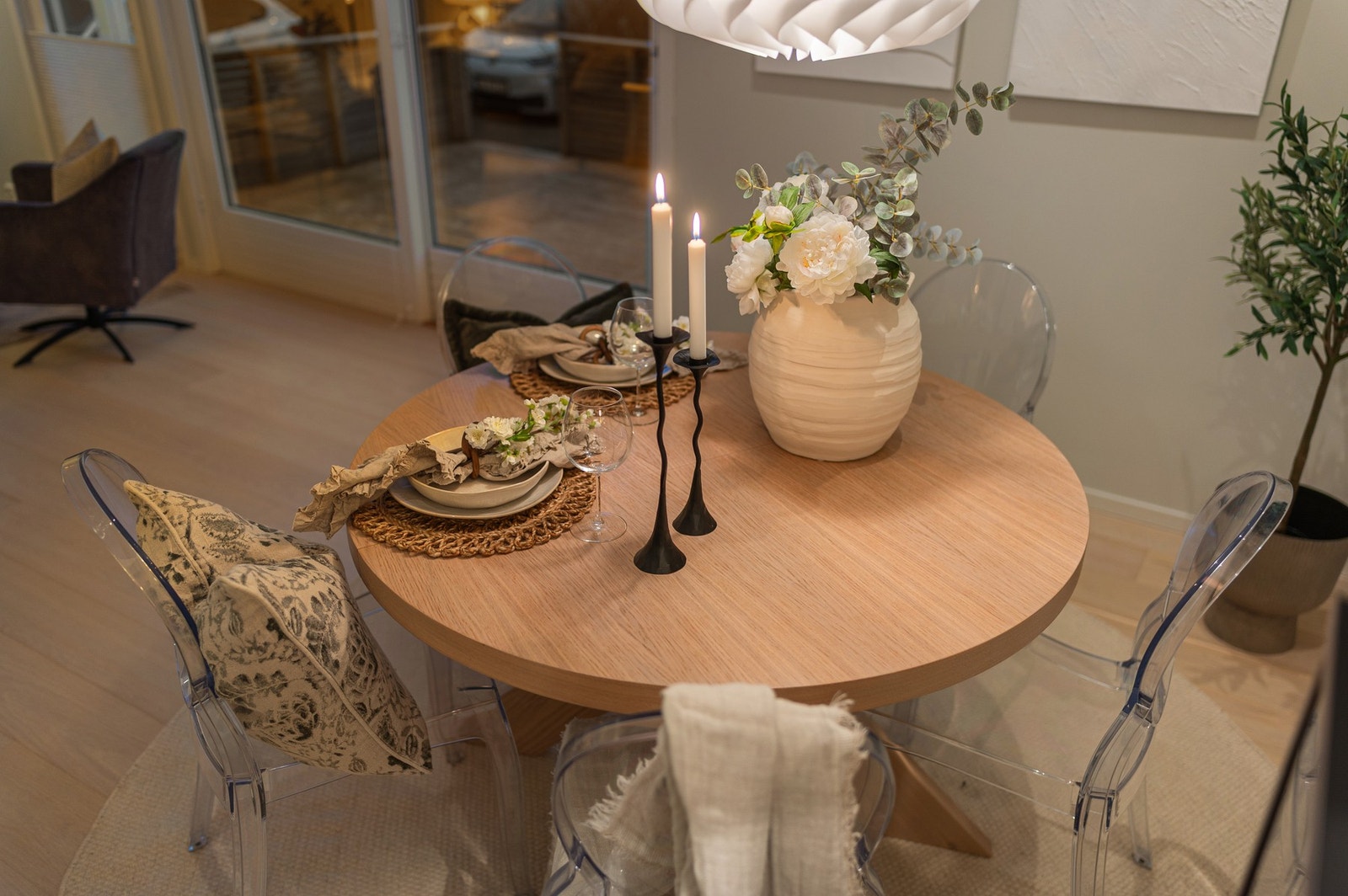 Det er god plass til spisebord på stuen. Galleribilde