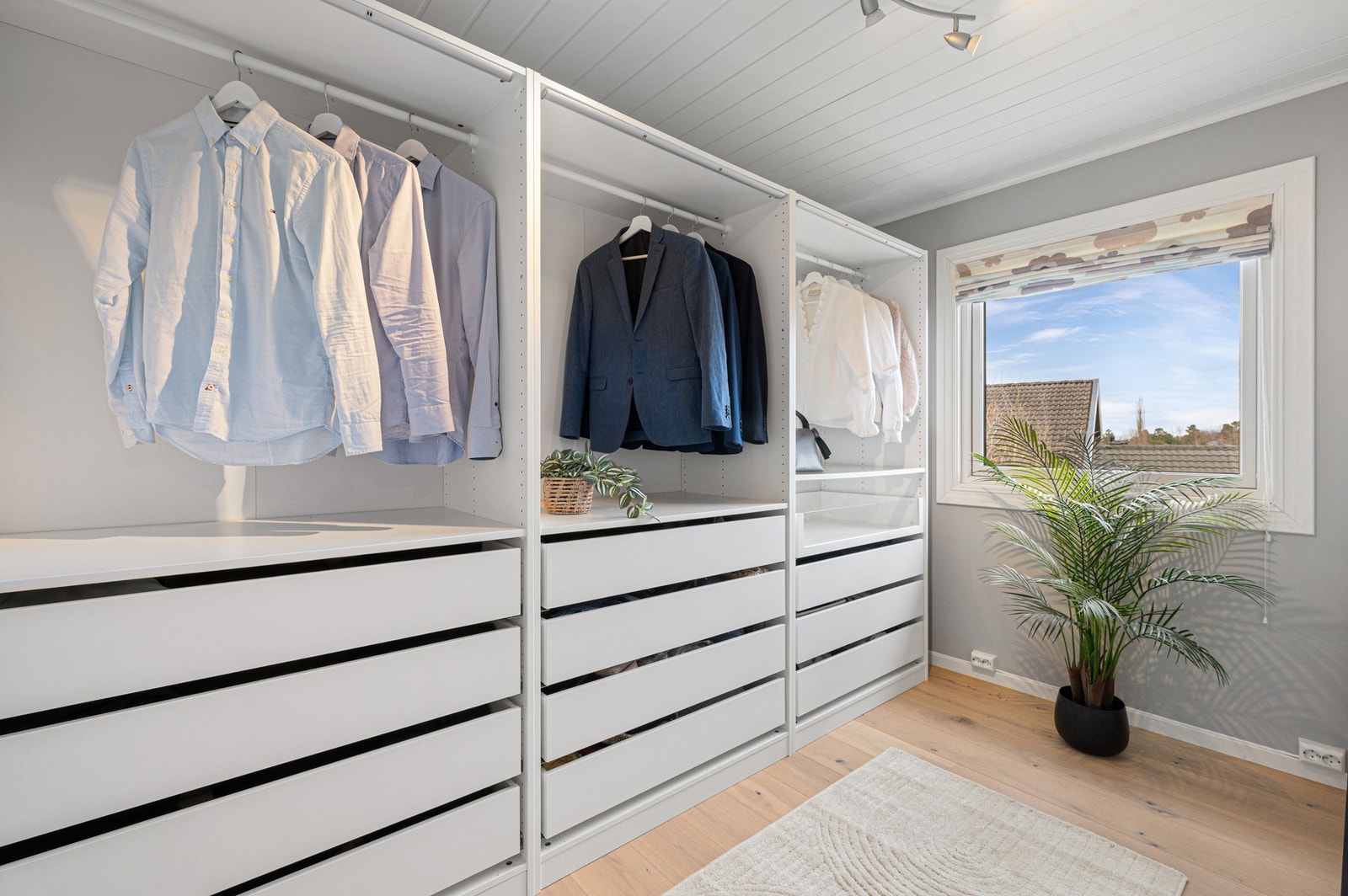 Soverom 2 brukes i dag som et praktisk walk-in closet. Galleribilde