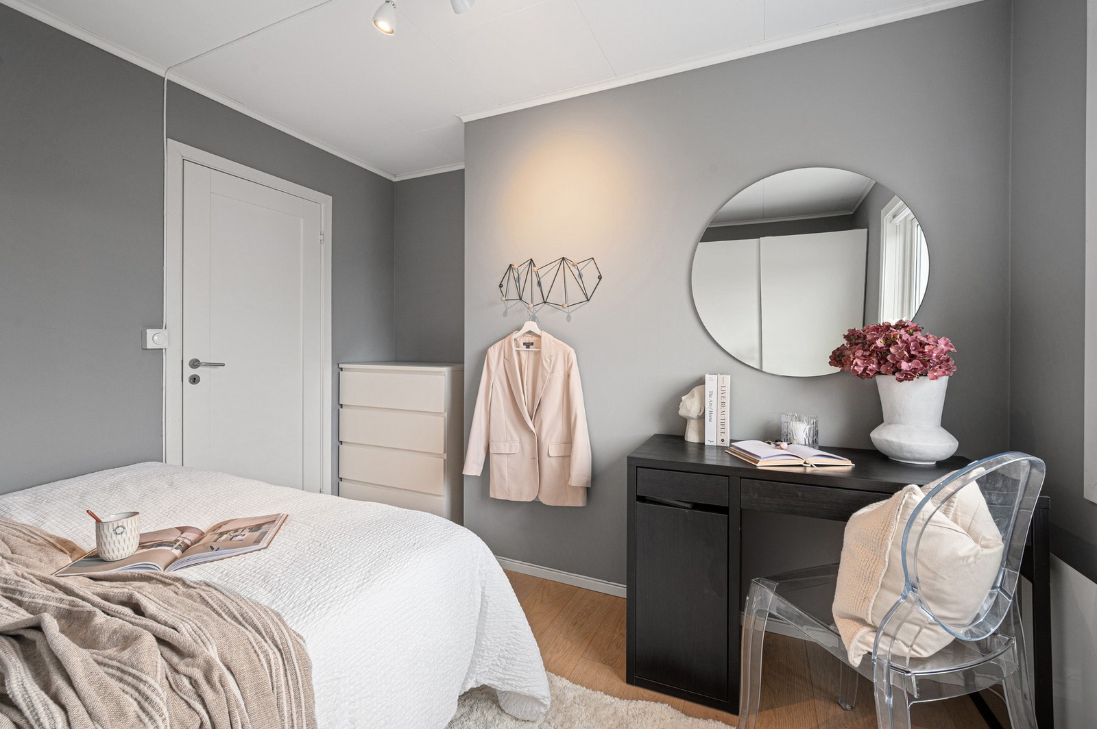 Soverommet har en praktisk utforming med plass til både seng og arbeidsplass. Galleribilde