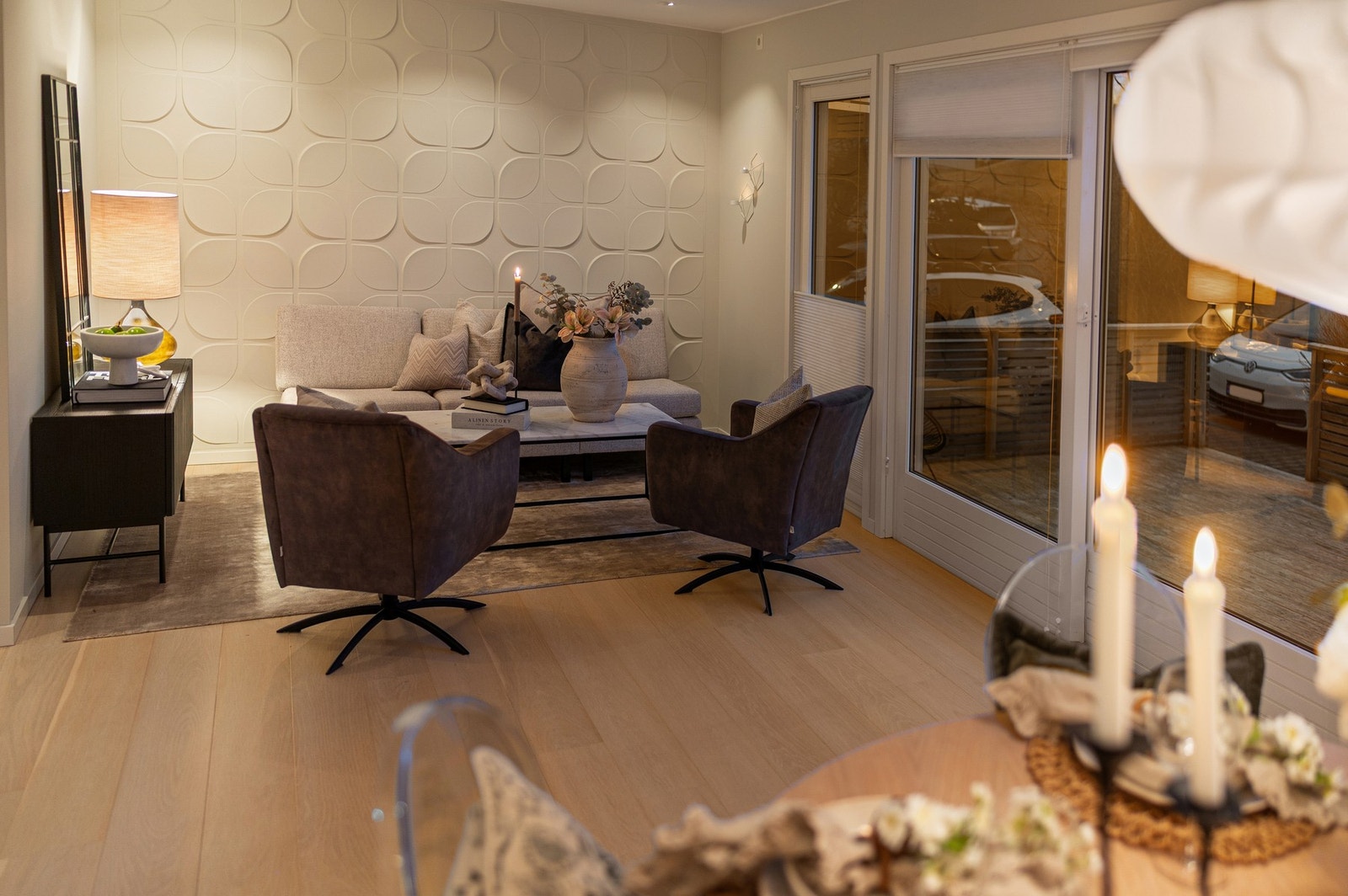 Spisestuen ligger naturlig tilknyttet oppholdsrommet og gir en fin ramme for både hverdager og gjester. Galleribilde