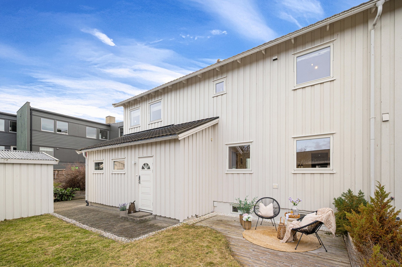 Boligen har fine uteområder rundt huset, med god plass til både lek og opphold. Galleribilde