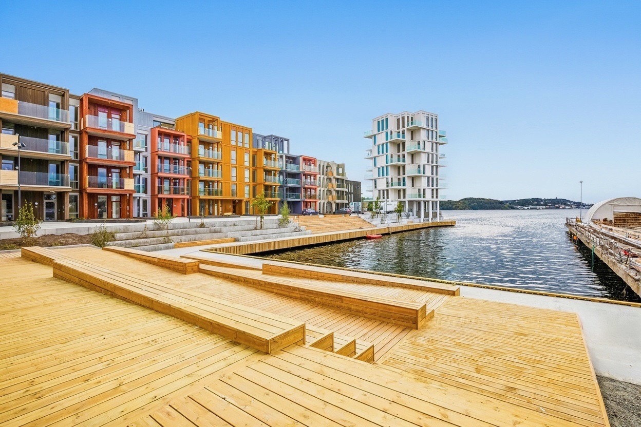 Promenade og bryggeanlegg med sjøutsikt nært leiligheten. Leiligheten ligger i nest ytterst, i 2. etasje. Flotte opparbeidede fellesarealer. Galleribilde