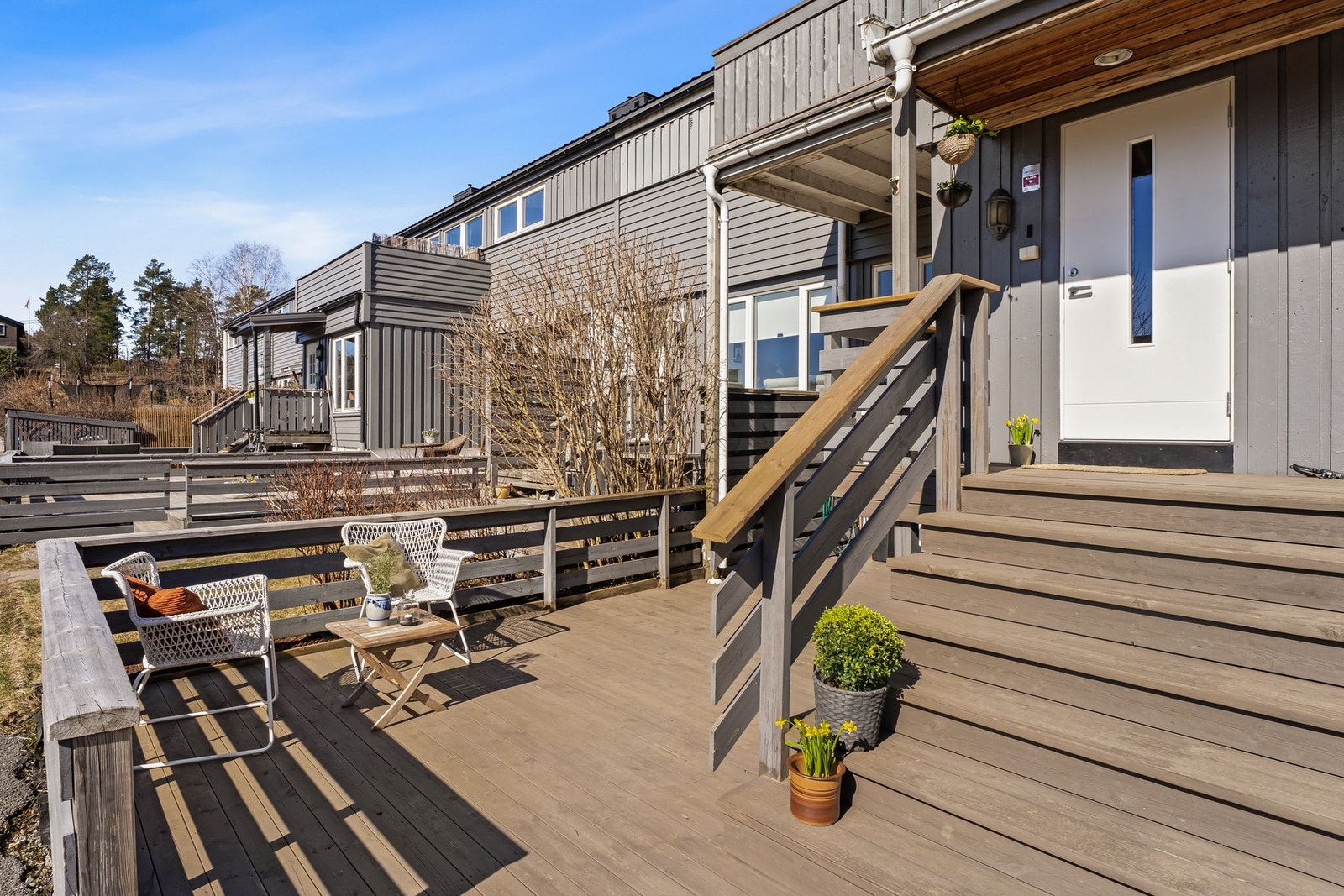 Ved inngangspartiet har man en hyggelig velkomstterrasse på ca. 18 kvm, utstyrt med belysning, stikkontakt og utekran. Galleribilde