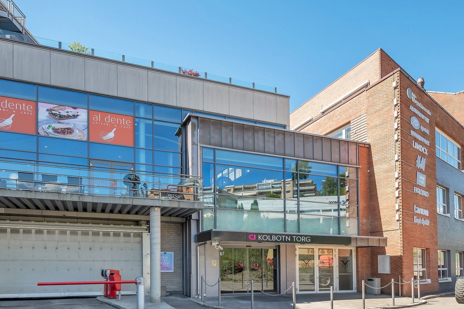 Kolbotn Torg har 60 butikker og restauranter, samt helse- og servicetjenester. Galleribilde