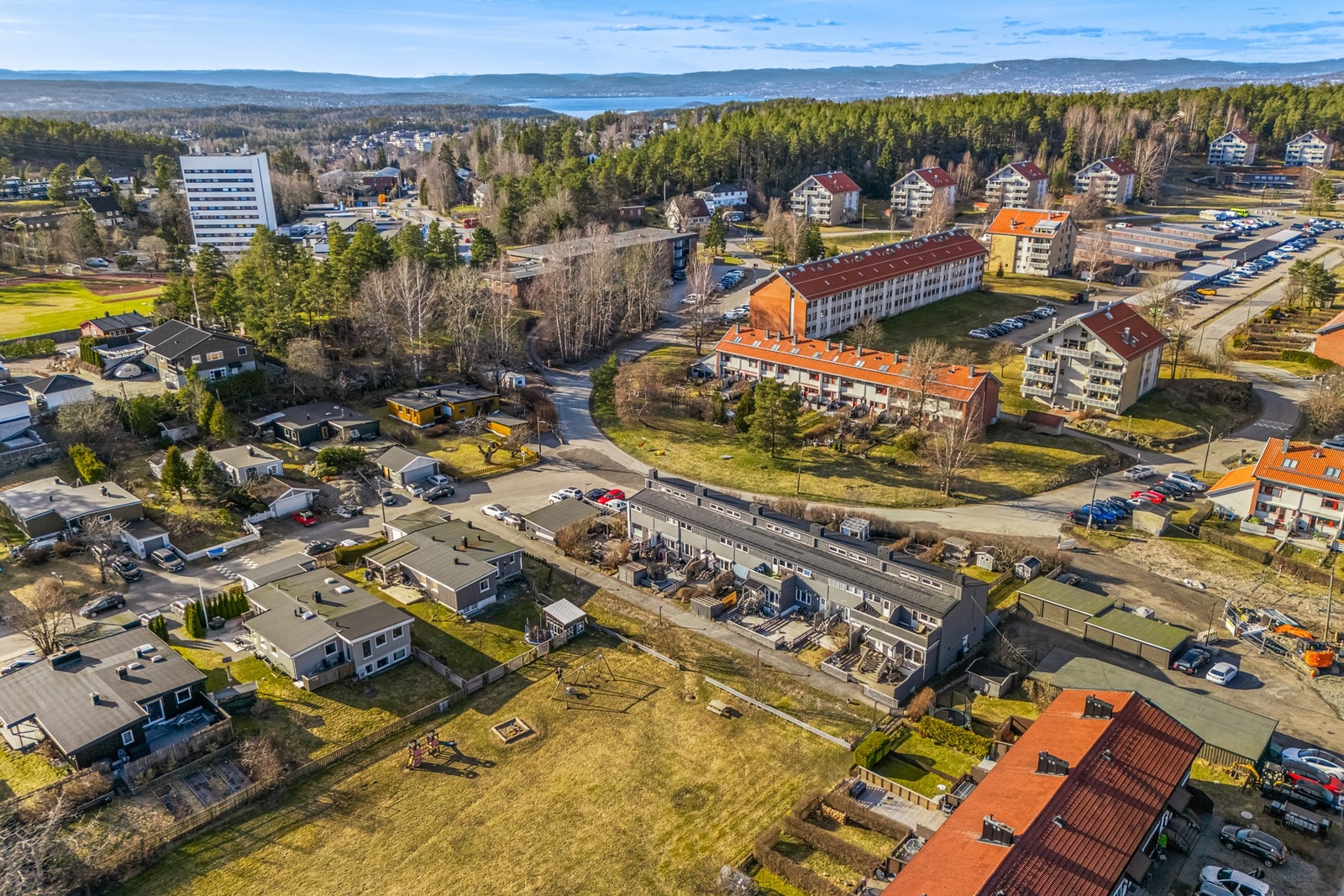 Området byr på et godt utvalg av servicetilbud som skoler, barnehager, butikker og offentlig kommunikasjon. I tillegg er det umiddelbar nærhet til både idrettsanlegg og flott natur. Galleribilde