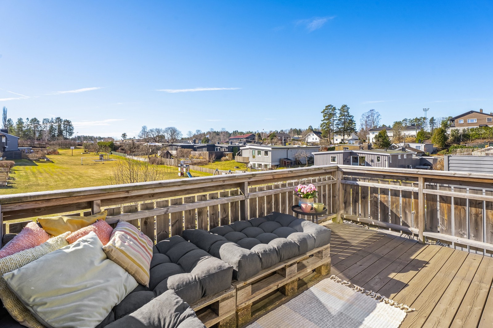 Harald Hårfagres vei 18J er et pent og innholdsrikt rekkehus på 112m² over tre plan. Med boligen følger en egen garasje i felles rekke. Galleribilde