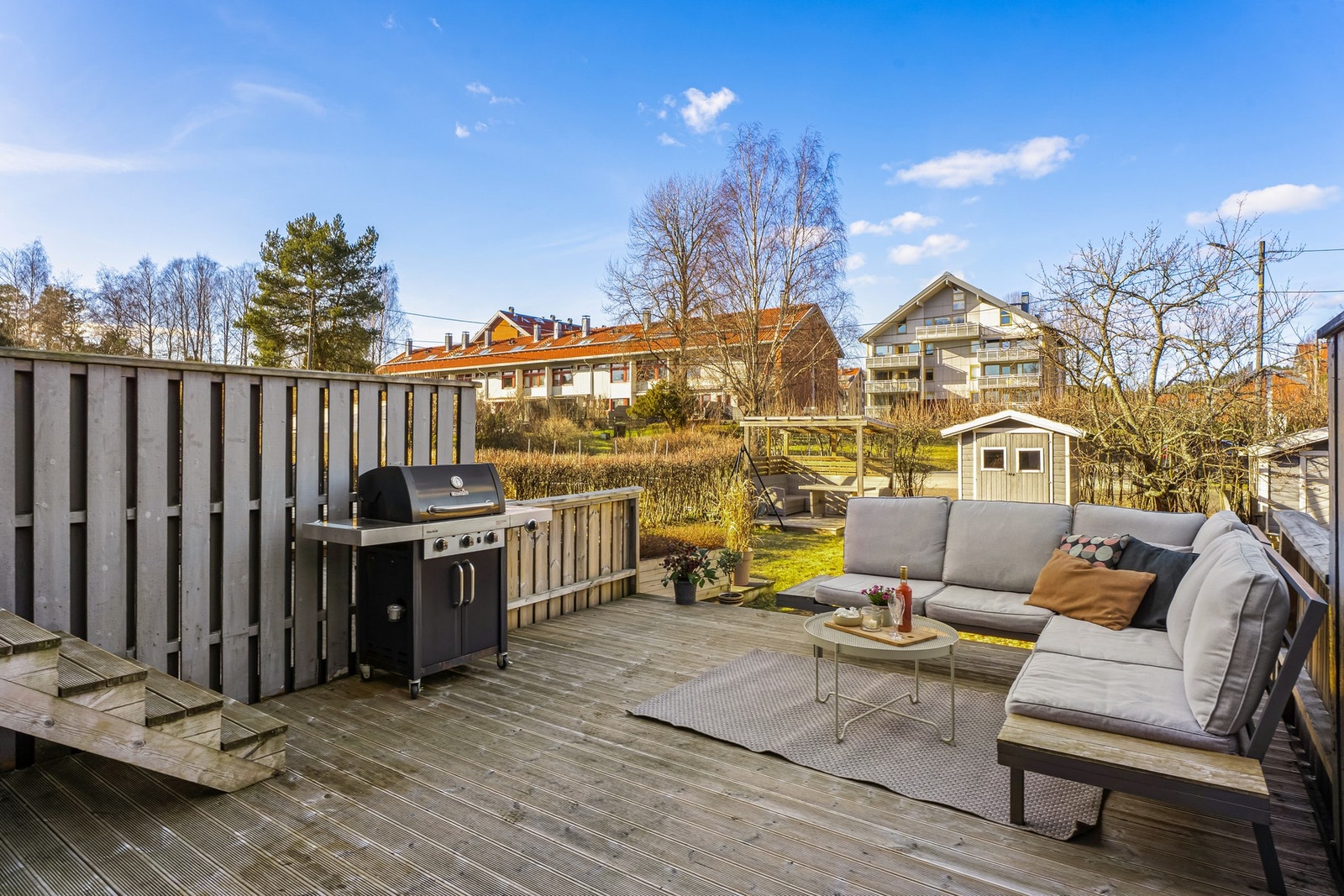 Boligen har to herlige uteplasser, en på hver sin side av huset. Her er det fin plass til å innrede med ønsket møblement. Galleribilde