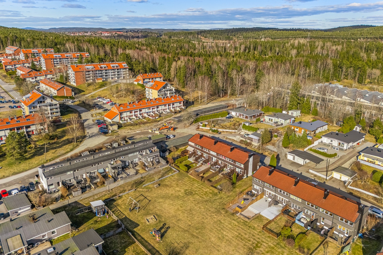 Et av utgangspunktene for turløypenettet i Øst- og Sørmarka går fra Fløysbonn gård, som ligger rett ved. Herfra er det blant annet lysløypenett over til Østre Greverud gård og Østli skole. Galleribilde
