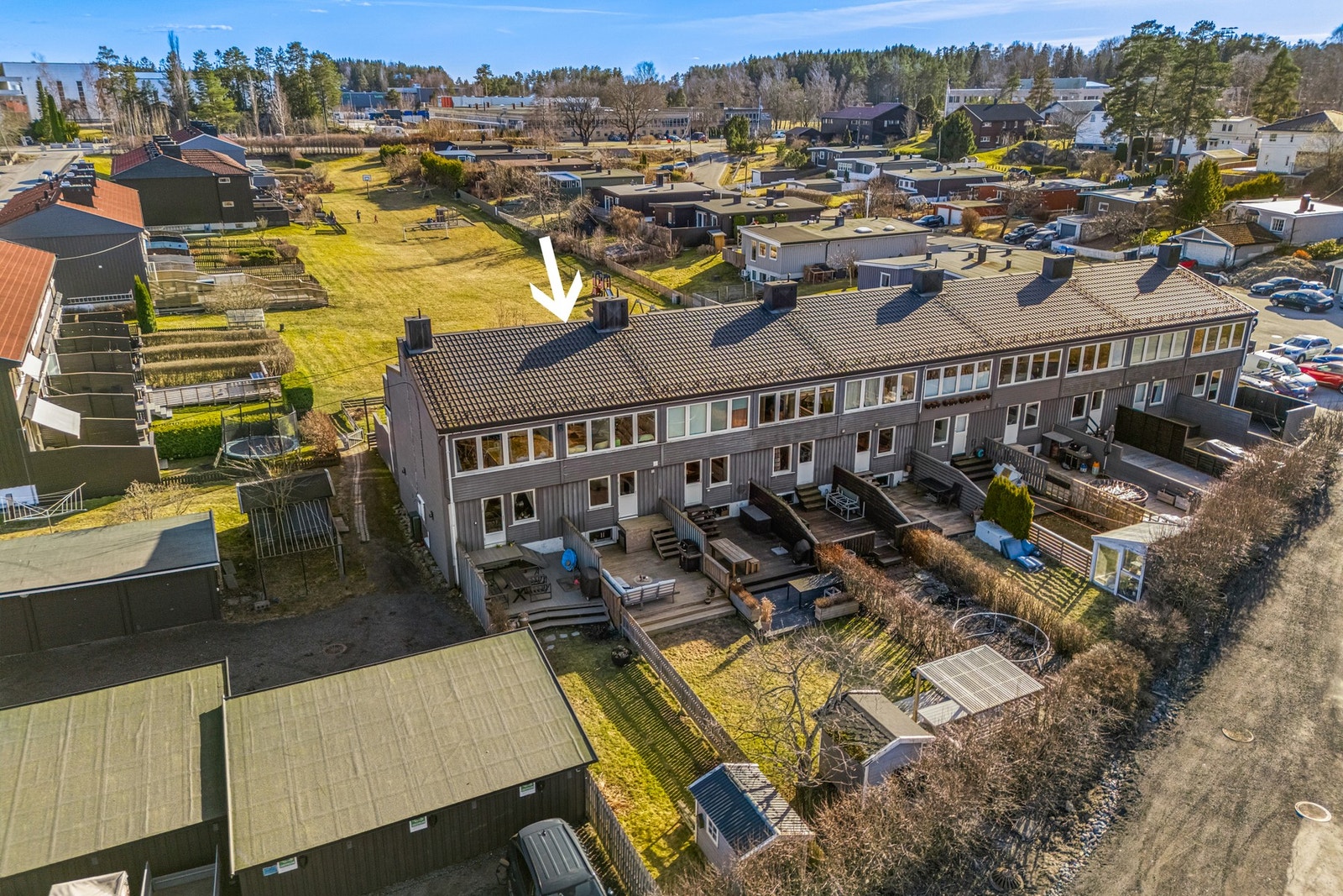 Eiendommen har en meget attraktiv og barnevennlig beliggenhet i et hyggelig boligområde på Fløysbonn/Sofiemyr, litt sør for Kolbotn. Galleribilde
