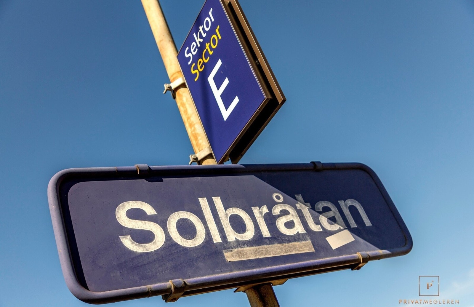 Gangavstand til Solbråtan togstasjon. Ellers er det ca. 6 minutter gange til Fløysbonn busstasjon hvor bussene 81, 81N, 83, 84E og 580 går. Galleribilde