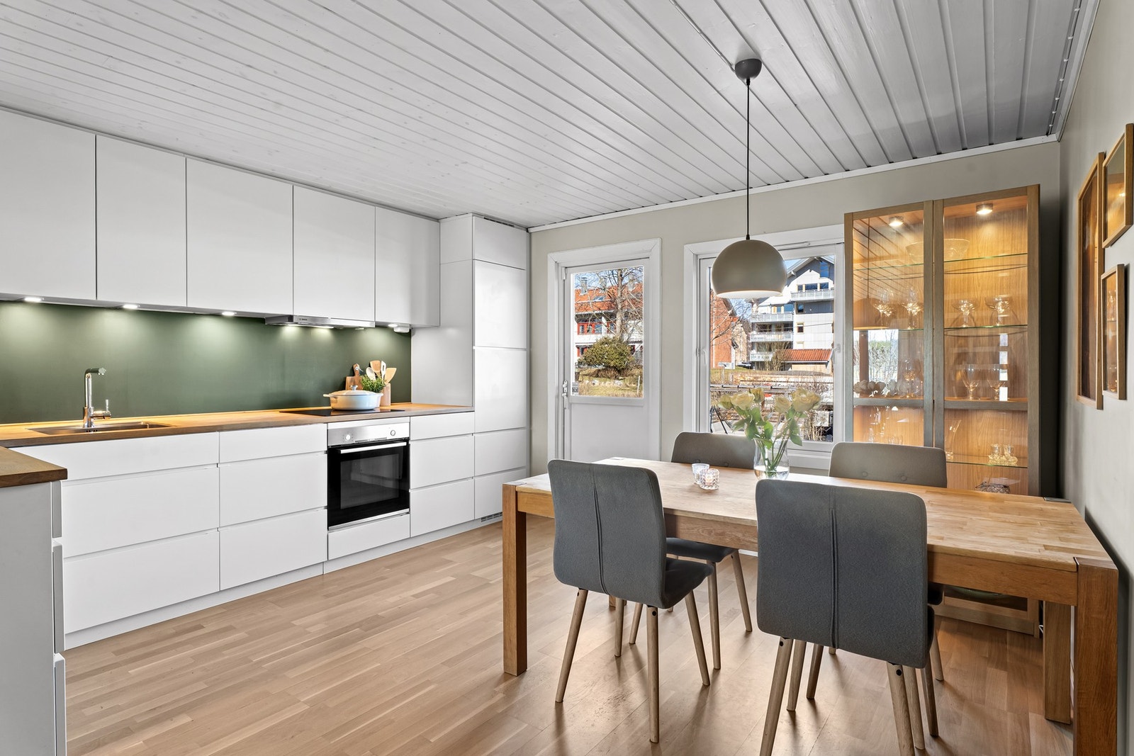Kjøkkenet legger til rette for sosial matlaging med en smart barløsning mot stuen og fin plass til spisebord. Galleribilde