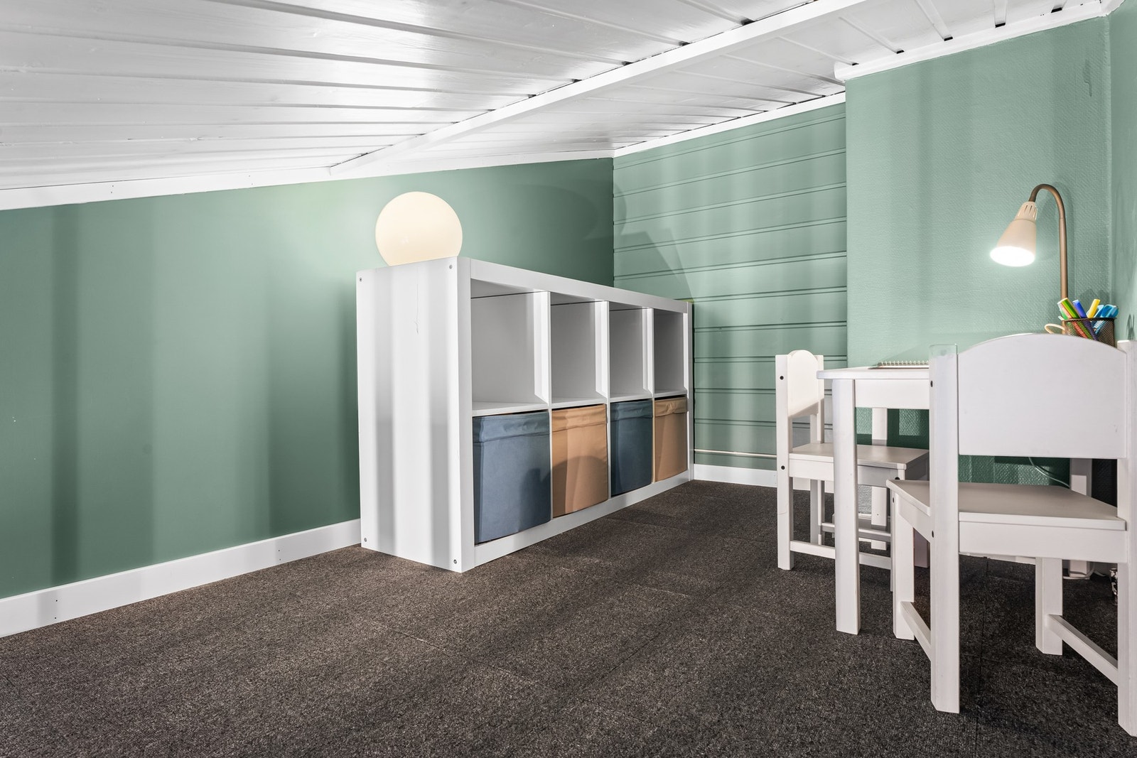 Videre har også dette soverommet en kul hems (hemsen har ikke målbar høyde). Galleribilde