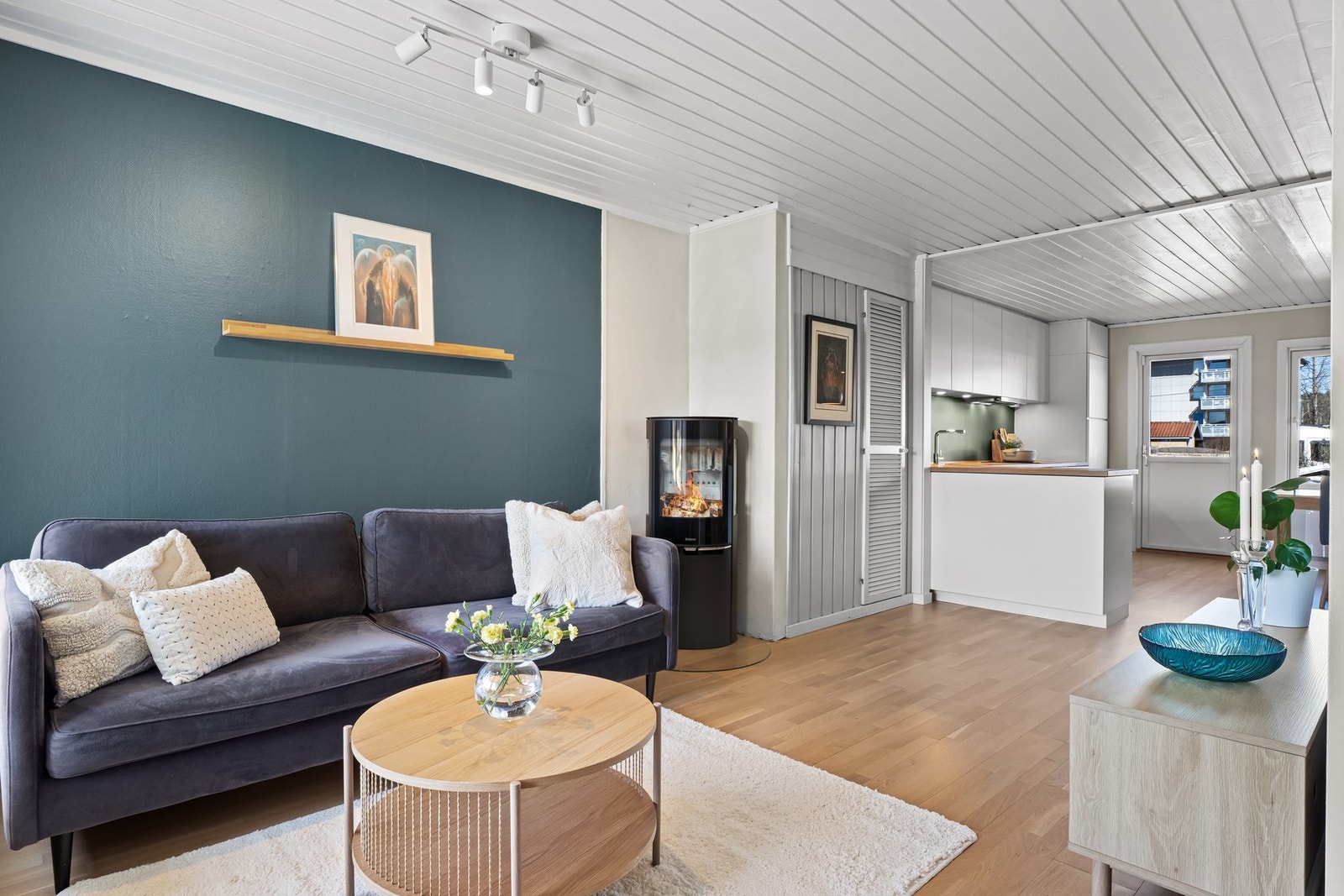 Sammen utgjør stuen og kjøkkenet et åpent og innbydende allrom med fint gjennomlys og klart avdelte soner. Galleribilde