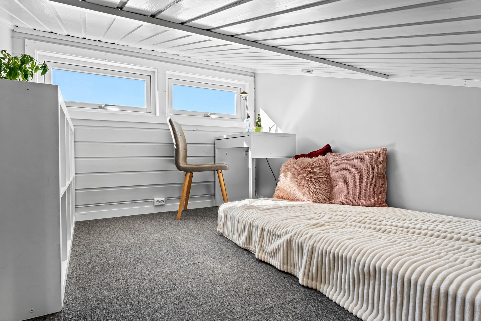 Videre har soverommet en kul hems. Et areal de minste vil sette stor pris på (hemsen har ikke målbar høyde). Galleribilde