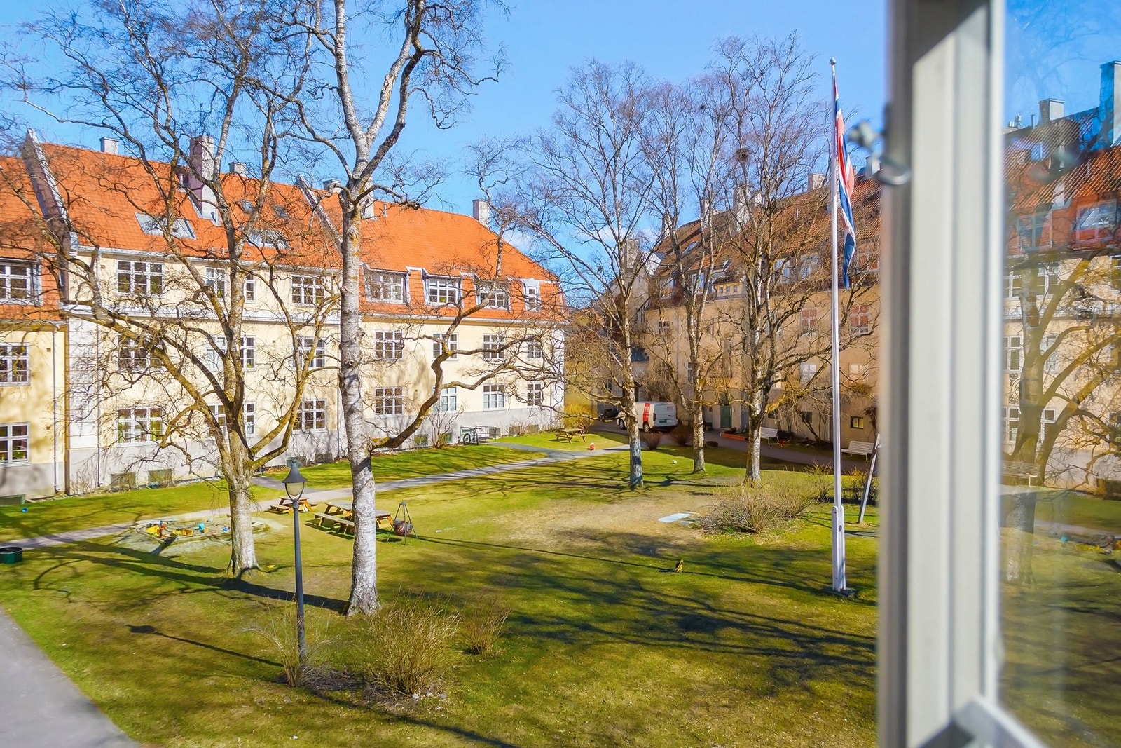 Boligens to soverom er begge vendt inn mot hyggelig rolig bakgård Galleribilde