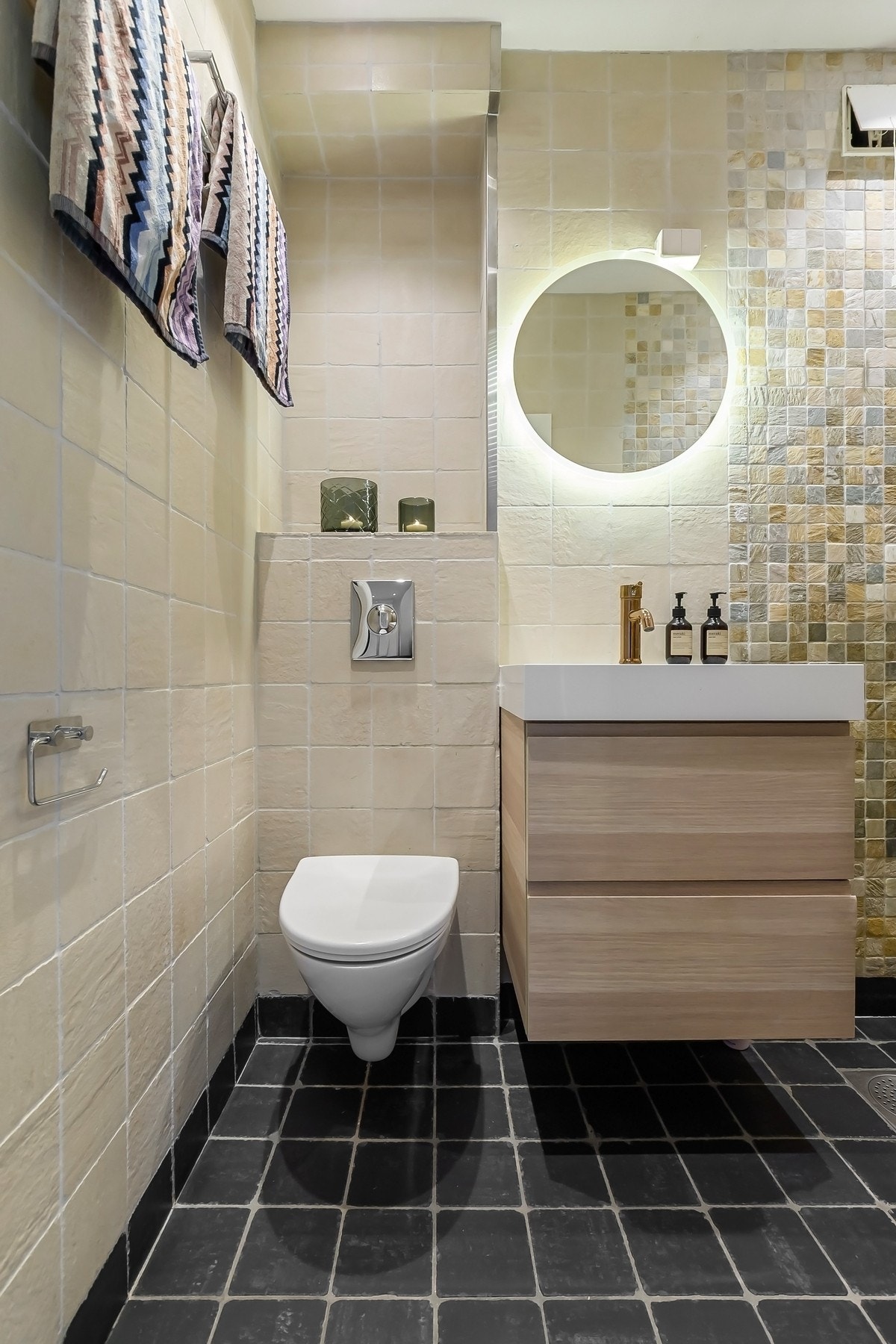 Badet inneholder baderomsinnredning i lys tre, varmekabler og vegghengt toalett Galleribilde
