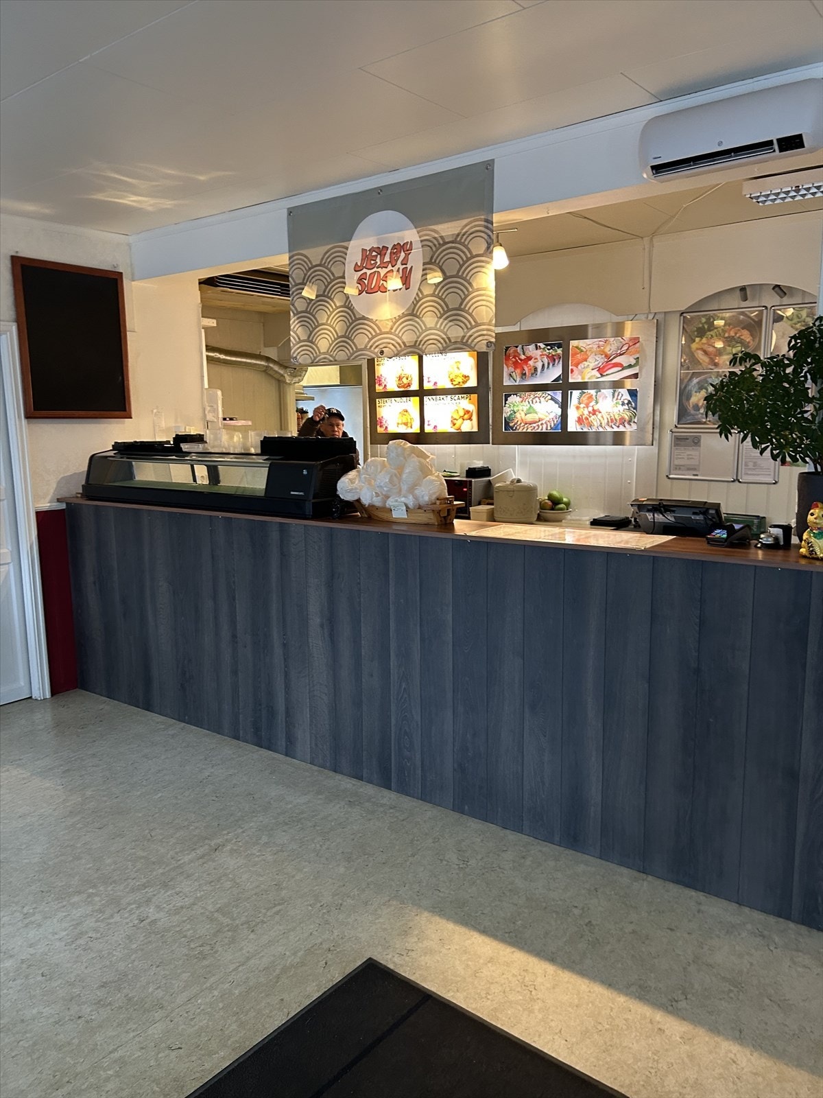 Eiendommen består av restaurantdel i første etasje. Galleribilde