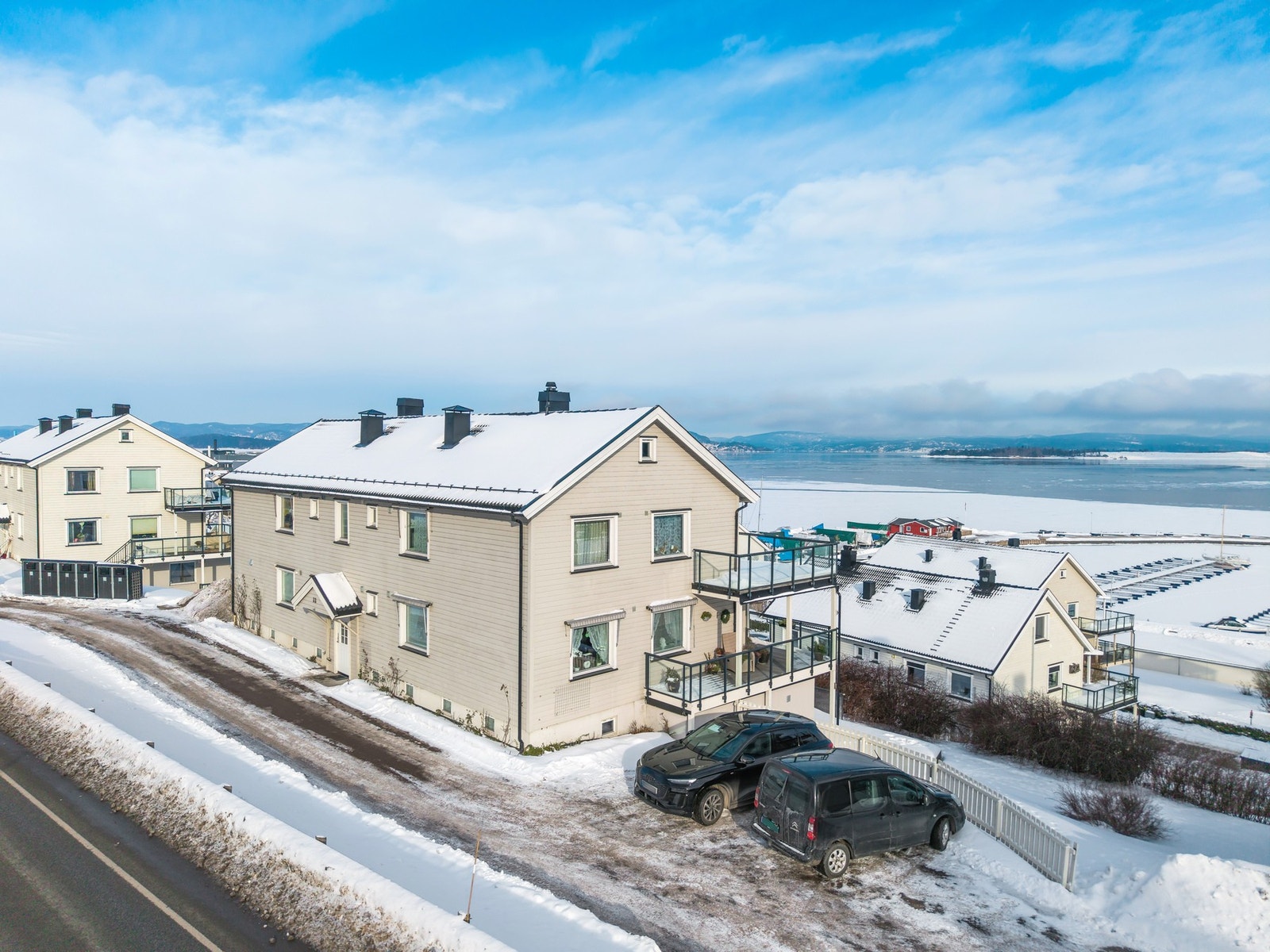 Veletablert og populært boområde med umiddelbar nærhet til Hagemannsparken med badestrand og båthavn. Galleribilde