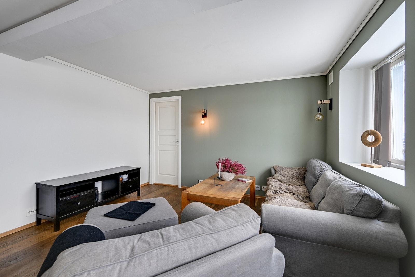 Romslig stue med fleksible møbleringsmuligheter og god plass til både sofagruppe og spiseplass. Galleribilde