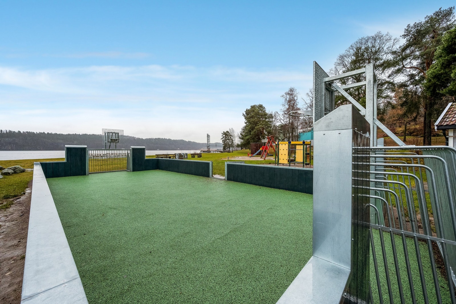 Ballbinge i Hagemannsparken. Populært område med nærhet til sjøen - perfekt for både lek og avslapning. Galleribilde