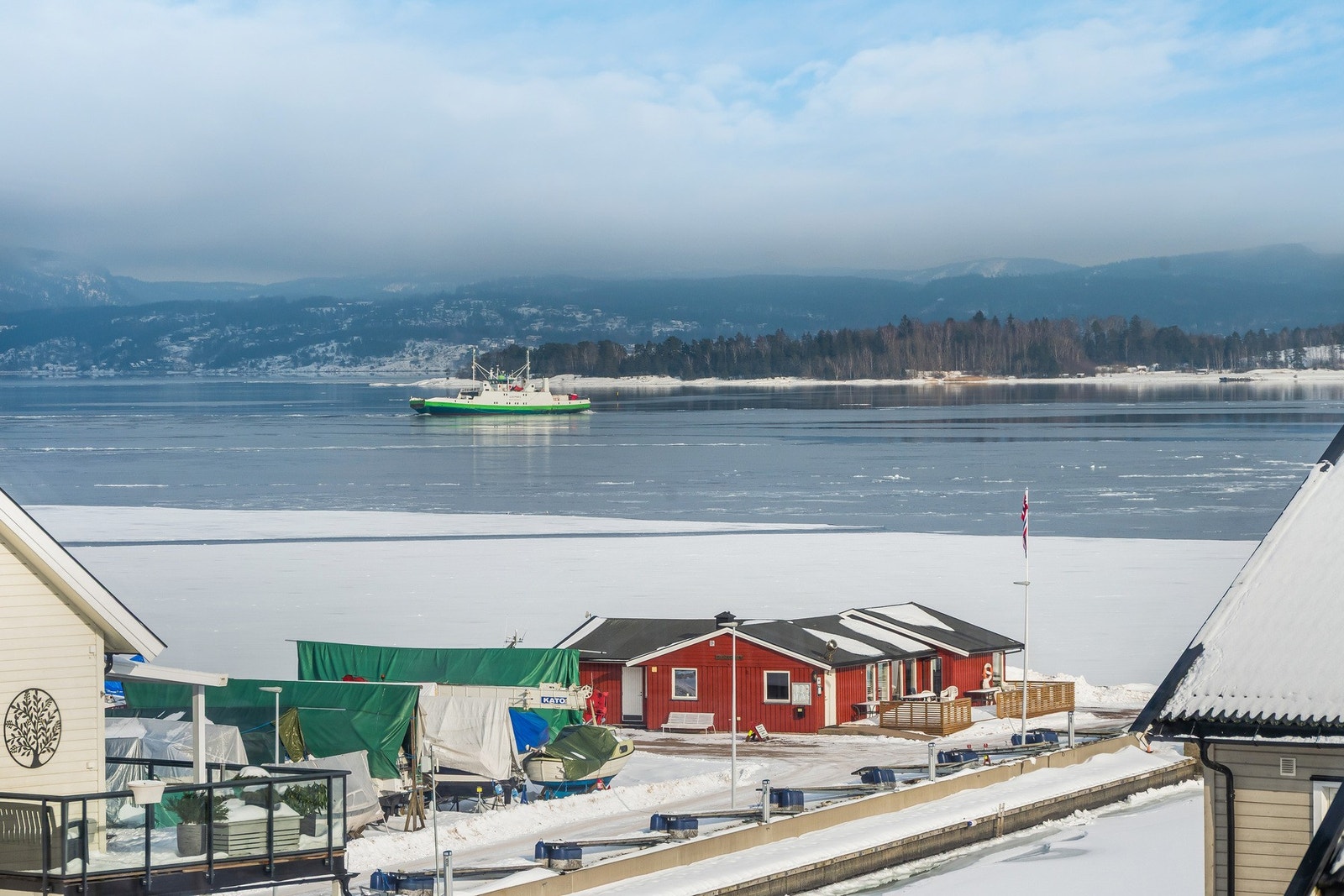 Store vinduer gir en fantastisk utsikt over fjorden og nærområdet - en kvalitet som virkelig må oppleves. Galleribilde