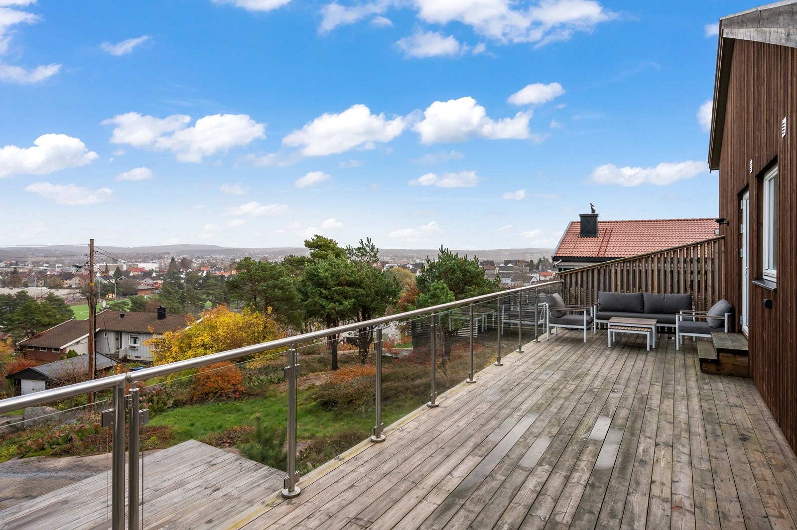 Eiendommen har totalt 74 m² med verandaer, som gir rikelig med plass for uteliv og utsikt over nærområdet. Galleribilde