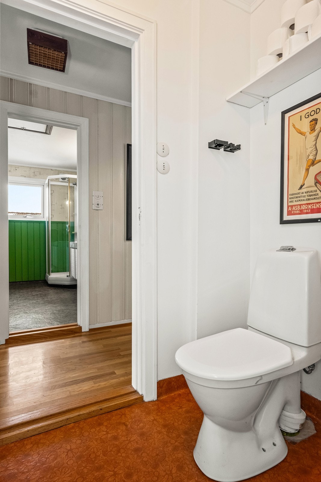 I tillegg til badet har boligen et separat toalettrom i gangen. Galleribilde